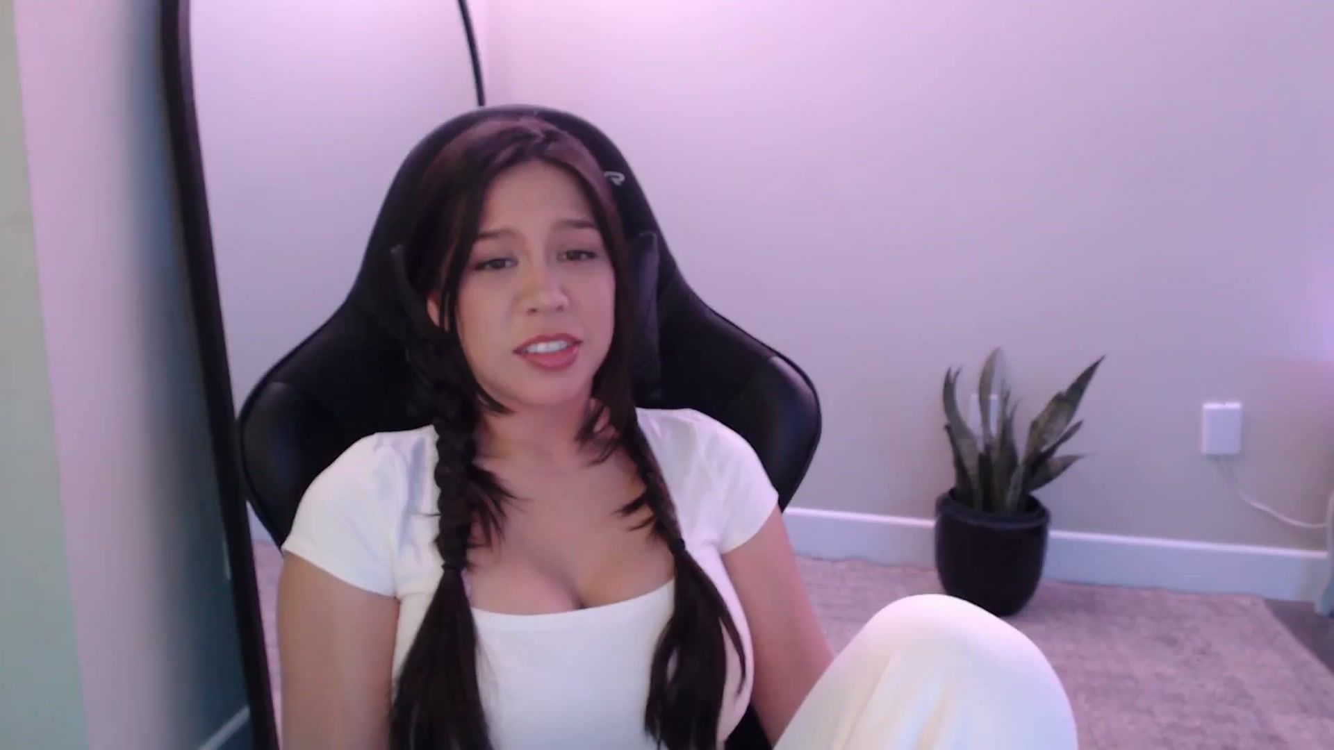 Gallery image thumbnail from Marie's myfreecams stream on, 04/01/2026, 24:35 image 4 of 20