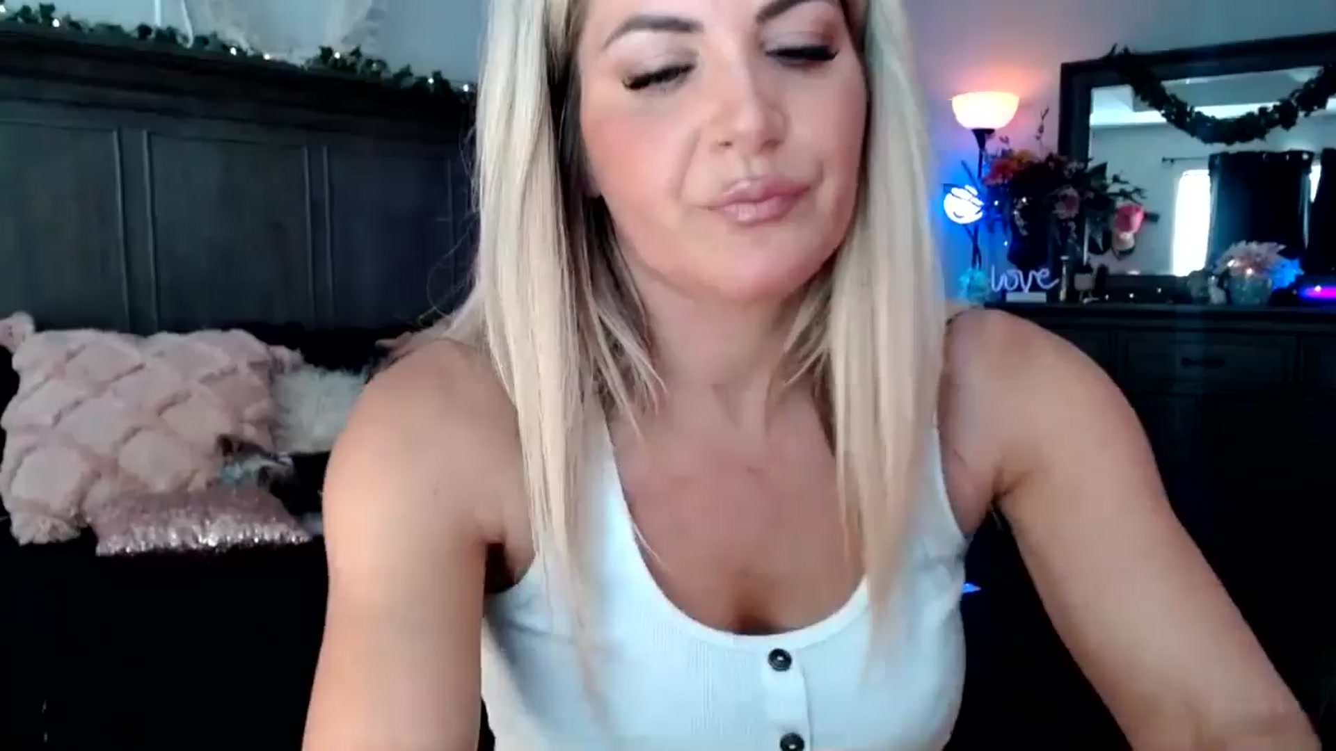 Gallery image thumbnail from Marilyn_XO's myfreecams stream on, 10/03/2024, 18:12 image 12 of 20