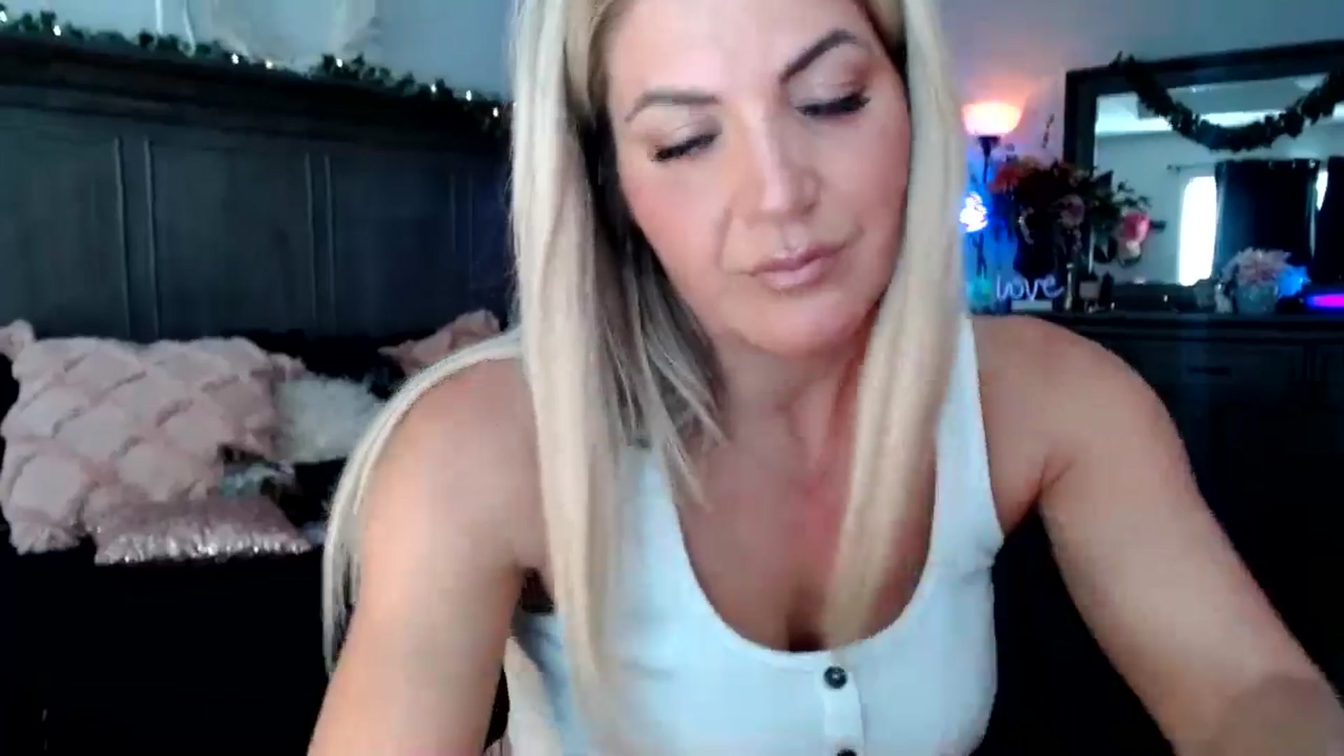 Gallery image thumbnail from Marilyn_XO's myfreecams stream on, 10/03/2024, 18:12 image 15 of 20