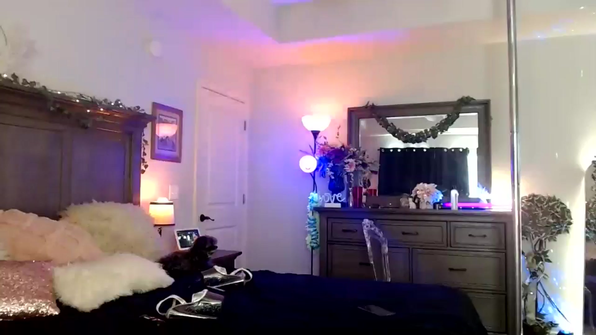 Gallery image thumbnail from Marilyn_XO's myfreecams stream on, 10/09/2024, 19:10 image 6 of 20