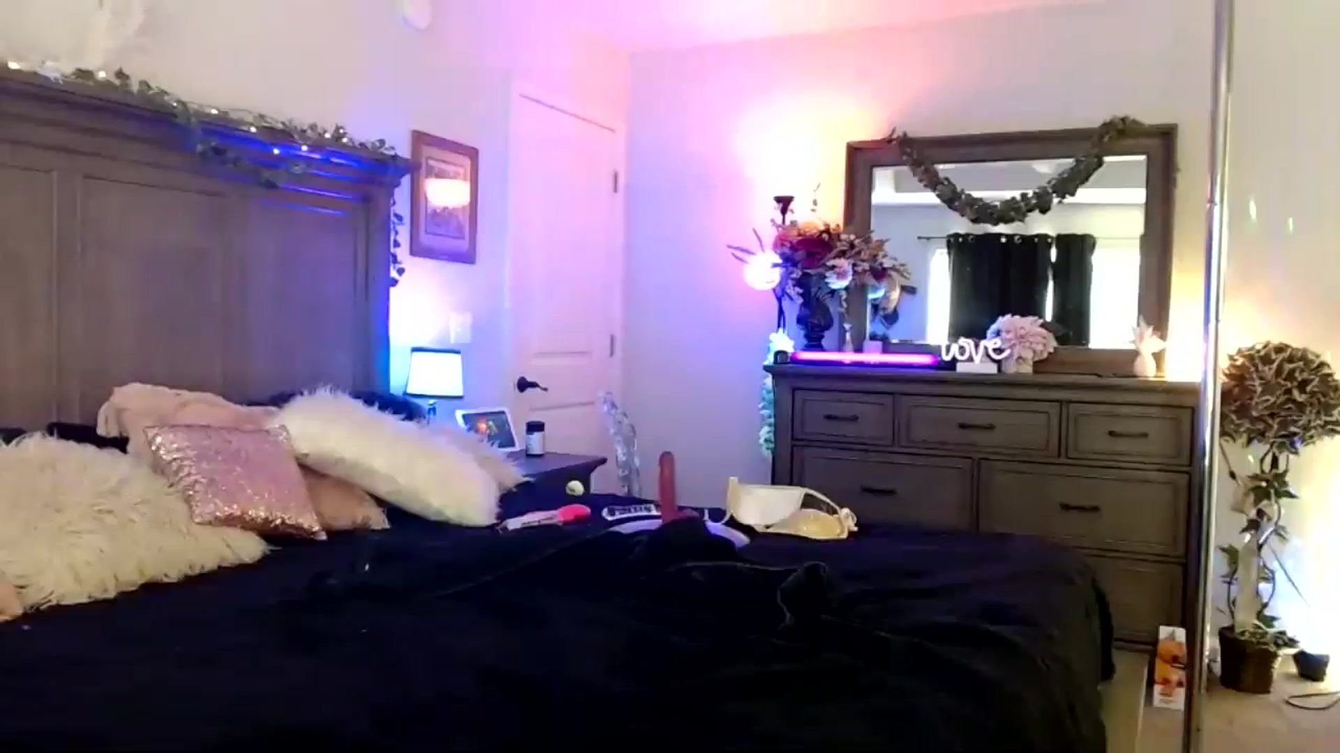Gallery image thumbnail from Marilyn_XO's myfreecams stream on, 10/14/2024, 18:58 image 9 of 20