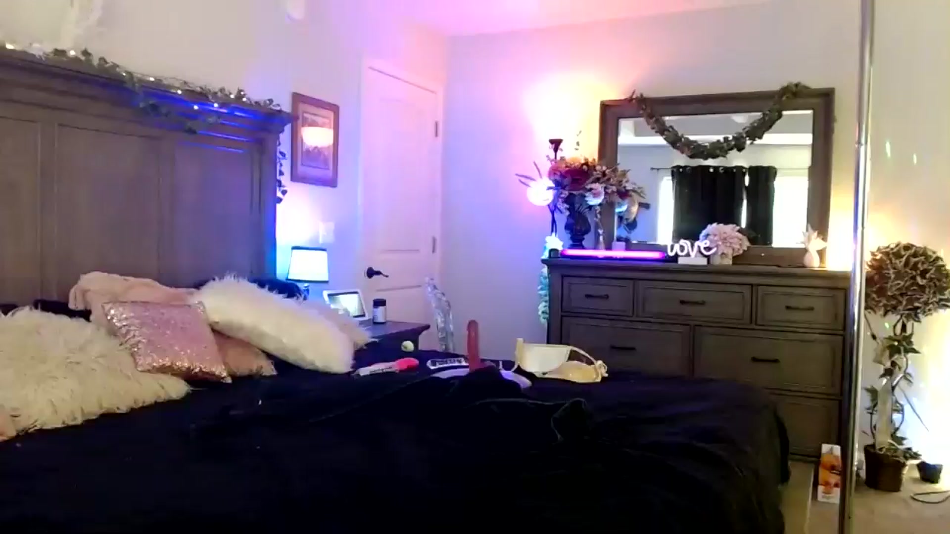 Gallery image thumbnail from Marilyn_XO's myfreecams stream on, 10/14/2024, 18:58 image 8 of 20