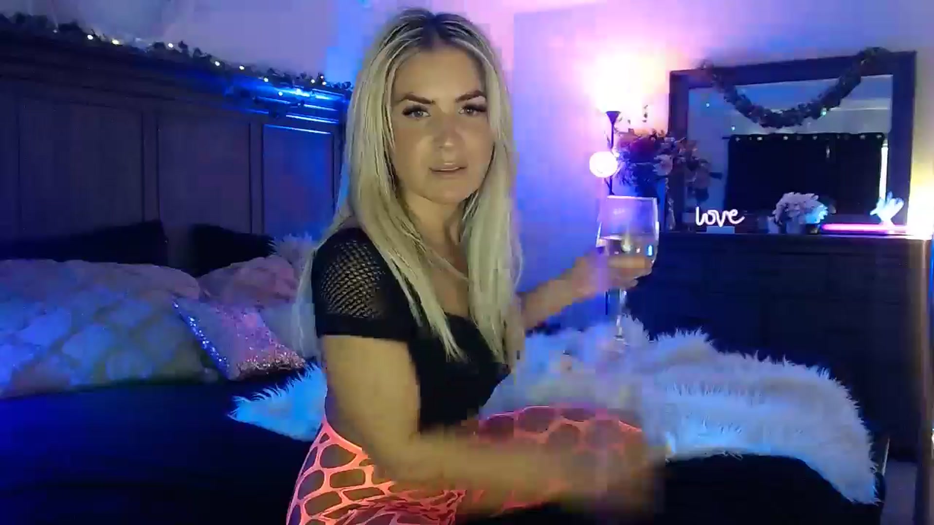 Gallery image thumbnail from Marilyn_XO's myfreecams stream on, 10/15/2024, 20:00 image 11 of 20