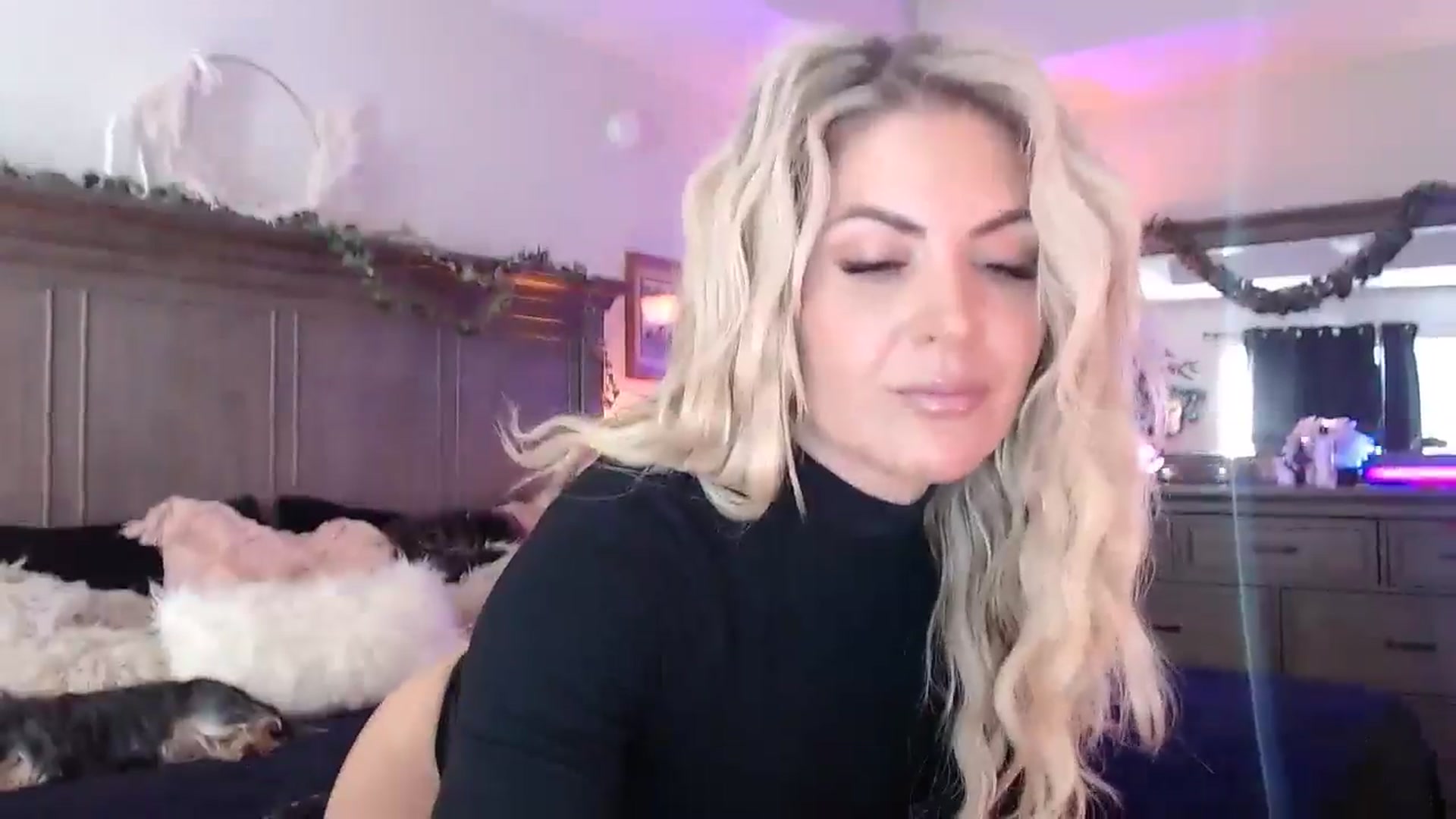 Gallery image thumbnail from Marilyn_XO's myfreecams stream on, 10/18/2024, 14:32 image 13 of 20