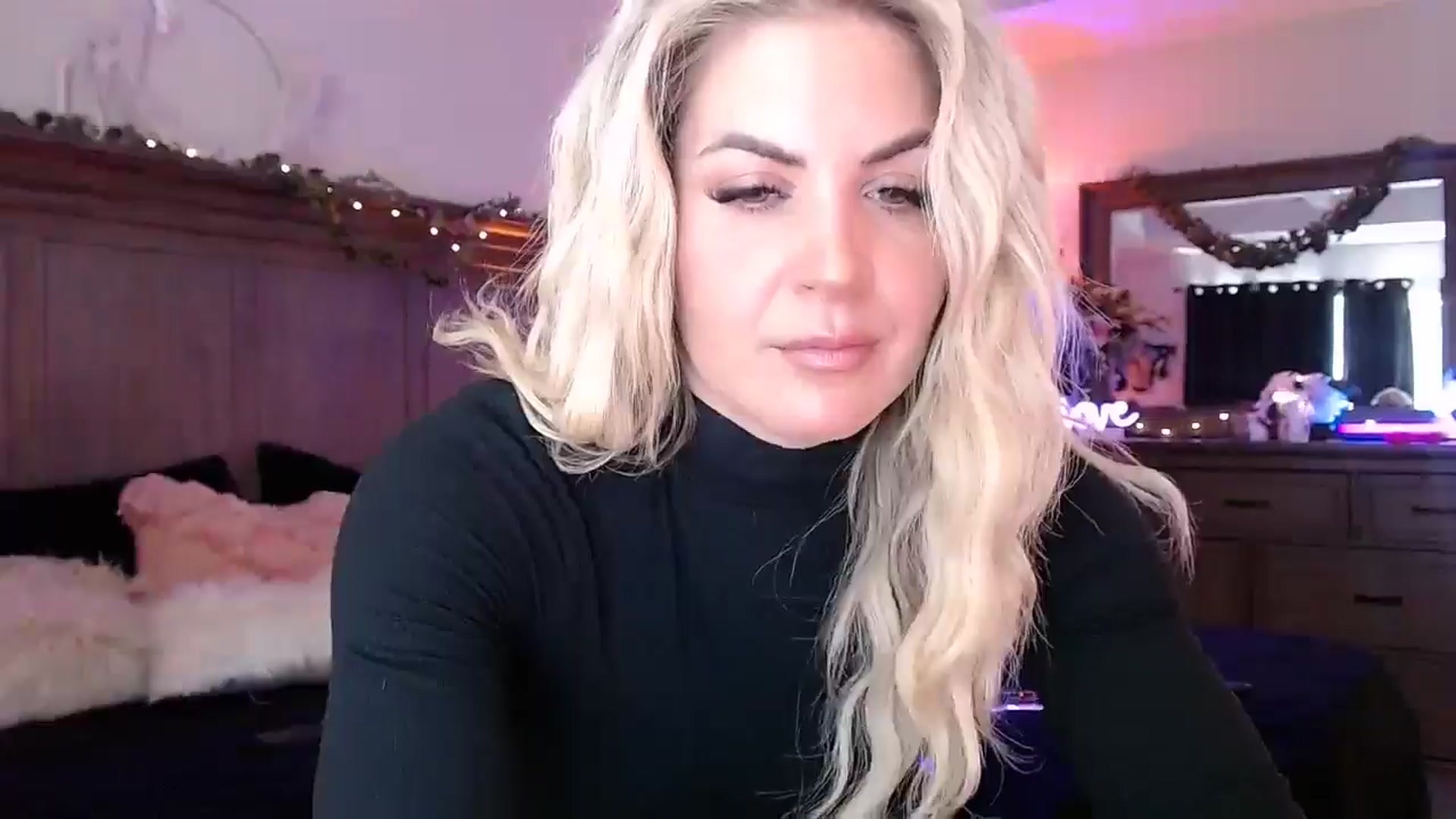 Gallery image thumbnail from Marilyn_XO's myfreecams stream on, 10/18/2024, 16:20 image 2 of 20
