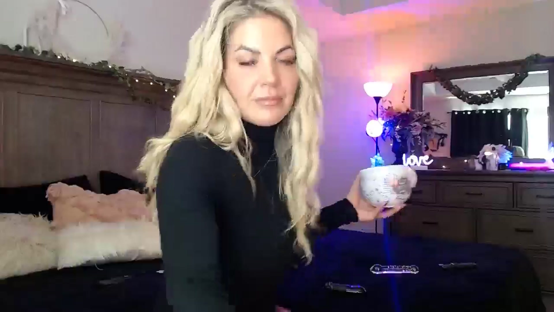Gallery image thumbnail from Marilyn_XO's myfreecams stream on, 10/18/2024, 16:20 image 4 of 20
