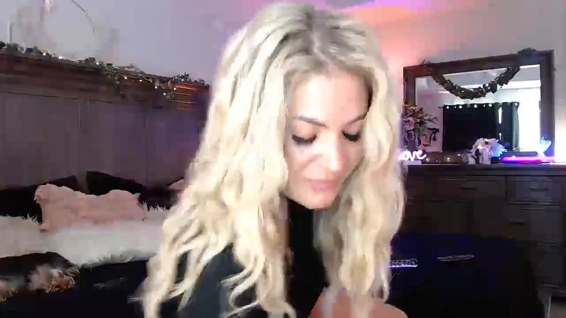 Gallery image thumbnail from Marilyn_XO's myfreecams stream on, 10/18/2024, 16:20 image 14 of 20