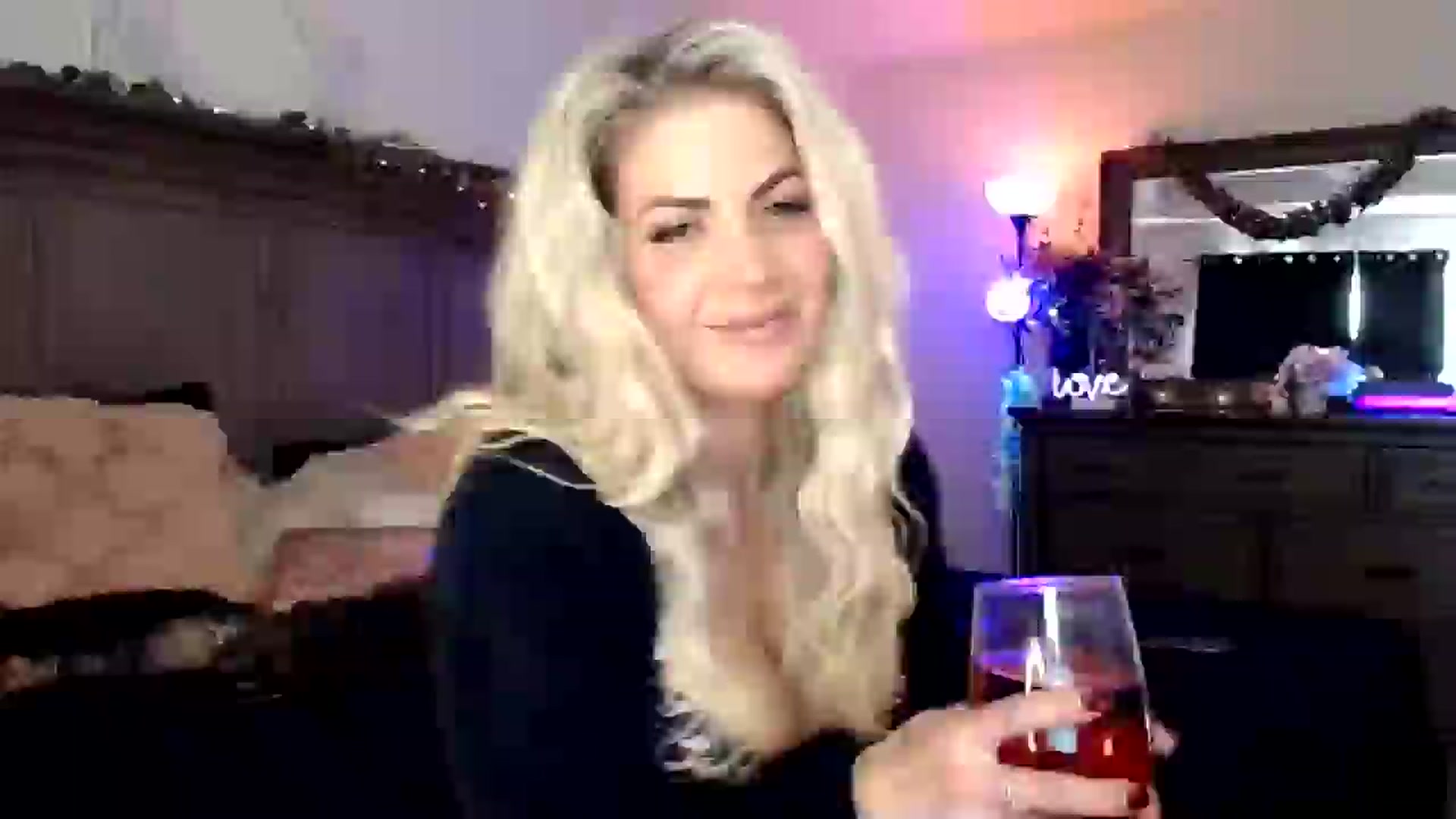 Gallery image thumbnail from Marilyn_XO's myfreecams stream on, 10/21/2024, 17:36 image 3 of 20
