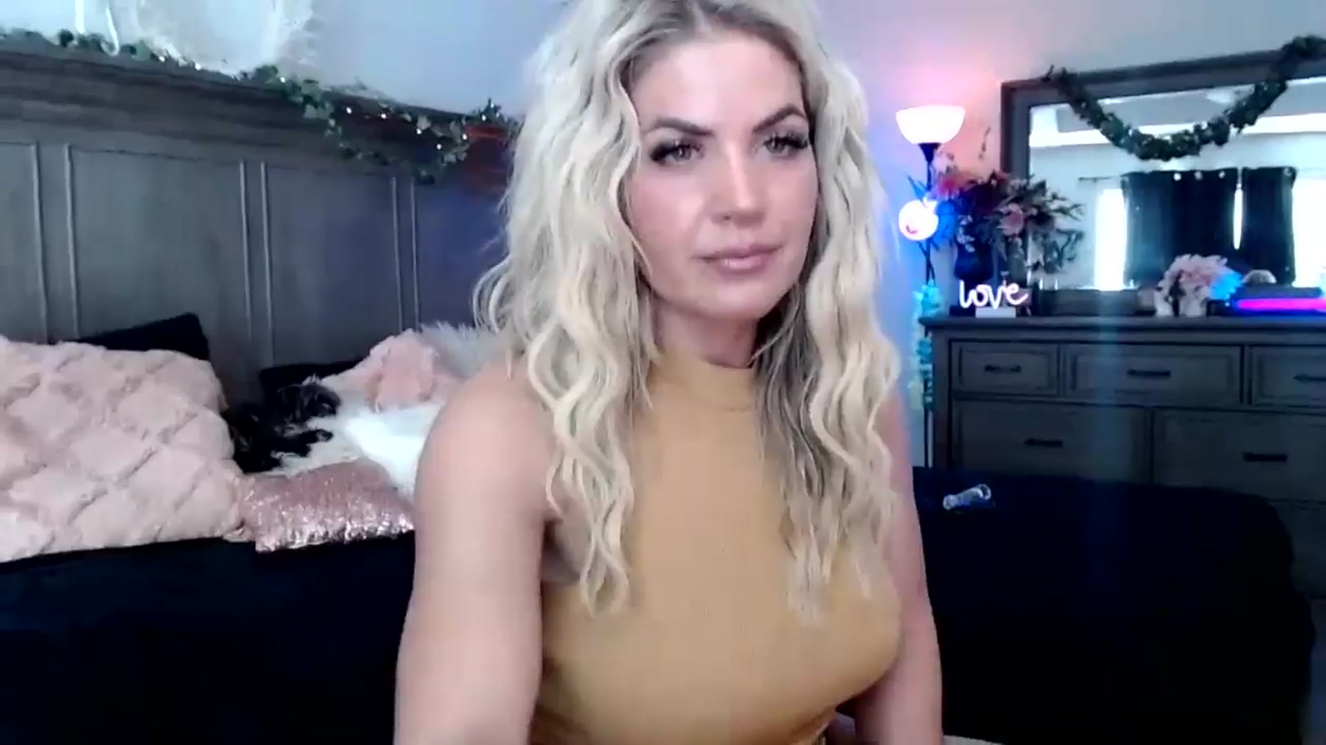 Gallery image thumbnail from Marilyn_XO's myfreecams stream on, 10/21/2024, 18:20 image 9 of 20
