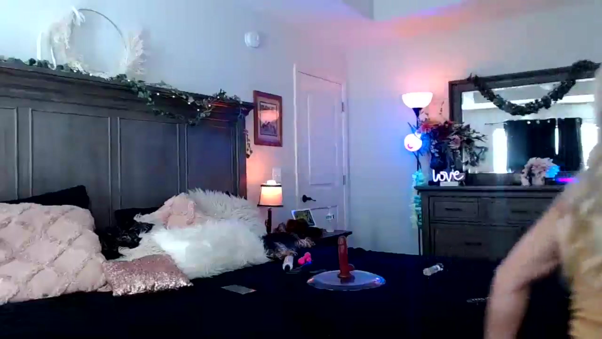 Gallery image thumbnail from Marilyn_XO's myfreecams stream on, 10/21/2024, 18:42 image 6 of 20