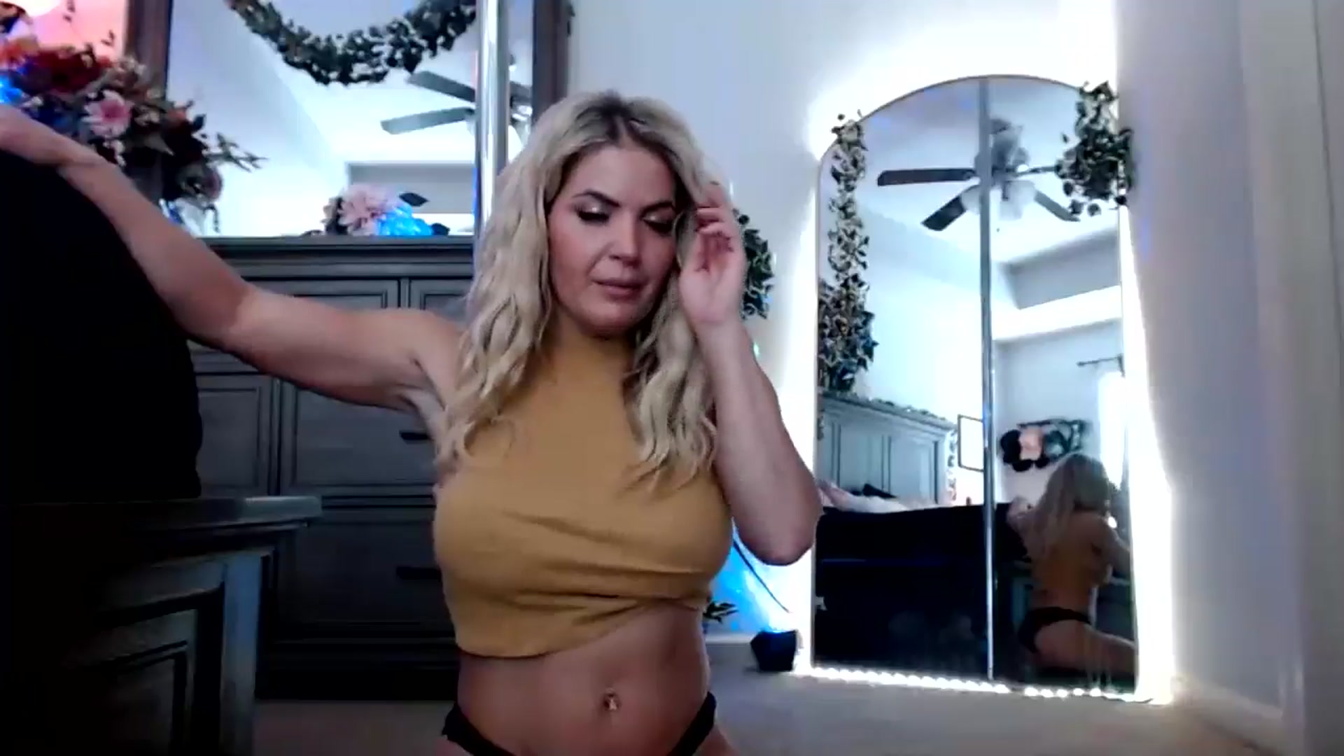 Gallery image thumbnail from Marilyn_XO's myfreecams stream on, 10/21/2024, 18:42 image 8 of 20