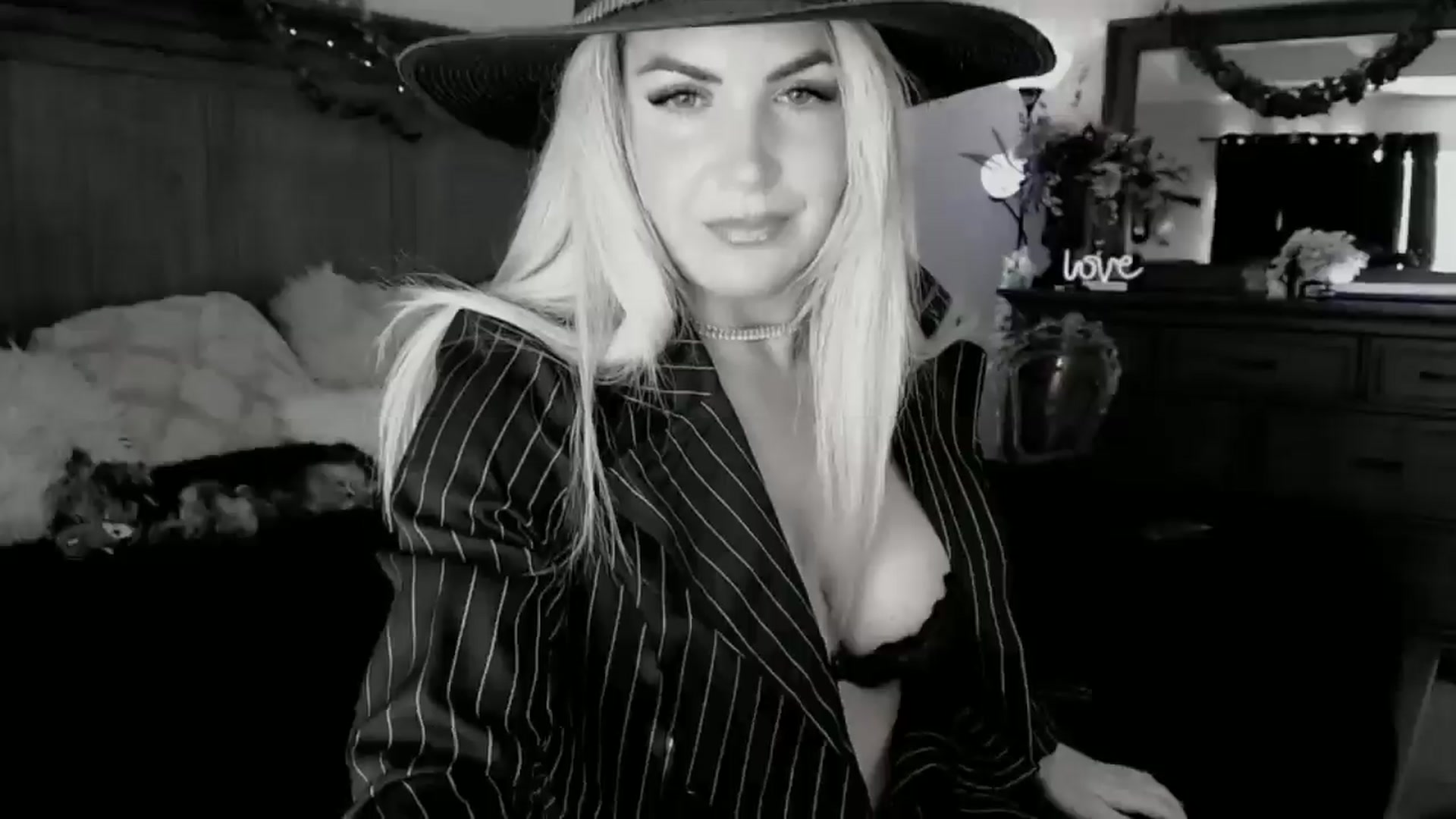 Gallery image thumbnail from Marilyn_XO's myfreecams stream on, 10/30/2024, 18:16 image 3 of 20