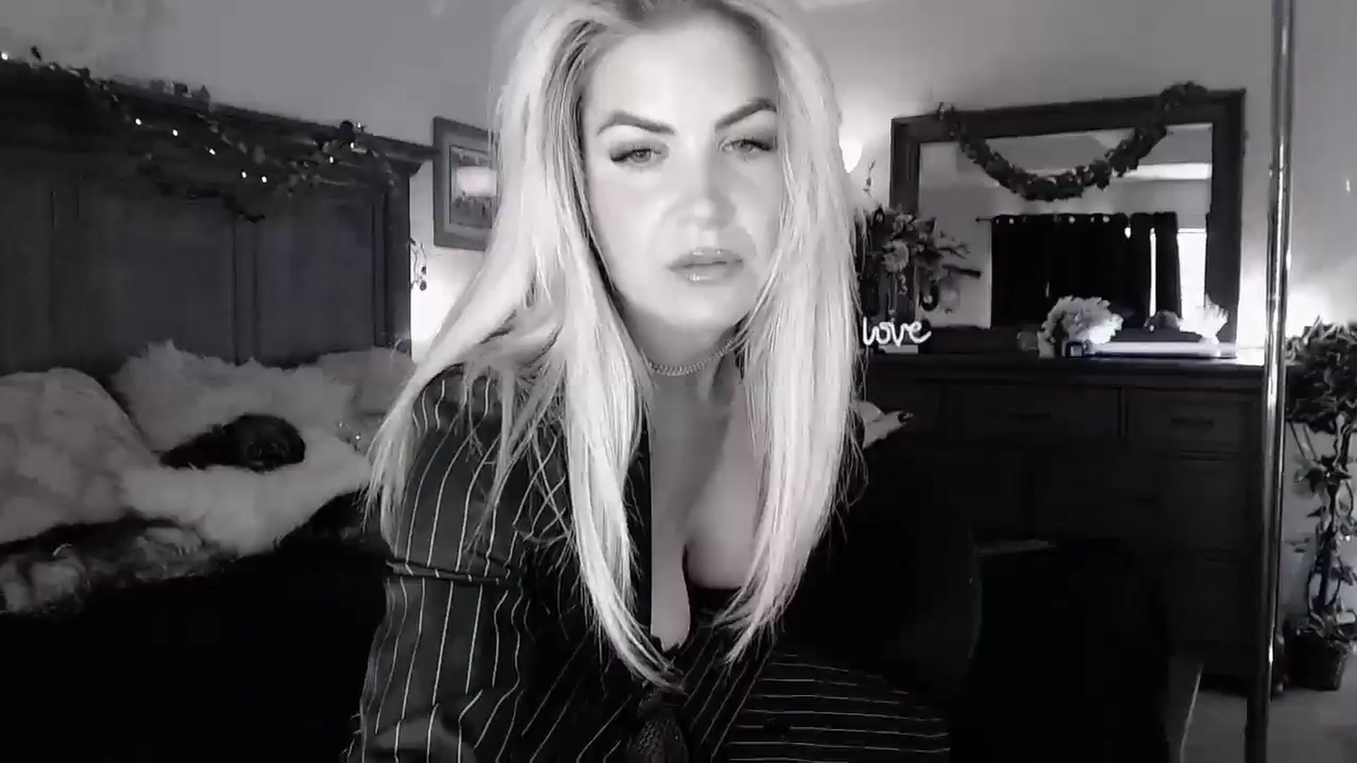 Gallery image thumbnail from Marilyn_XO's myfreecams stream on, 10/30/2024, 18:16 image 10 of 20