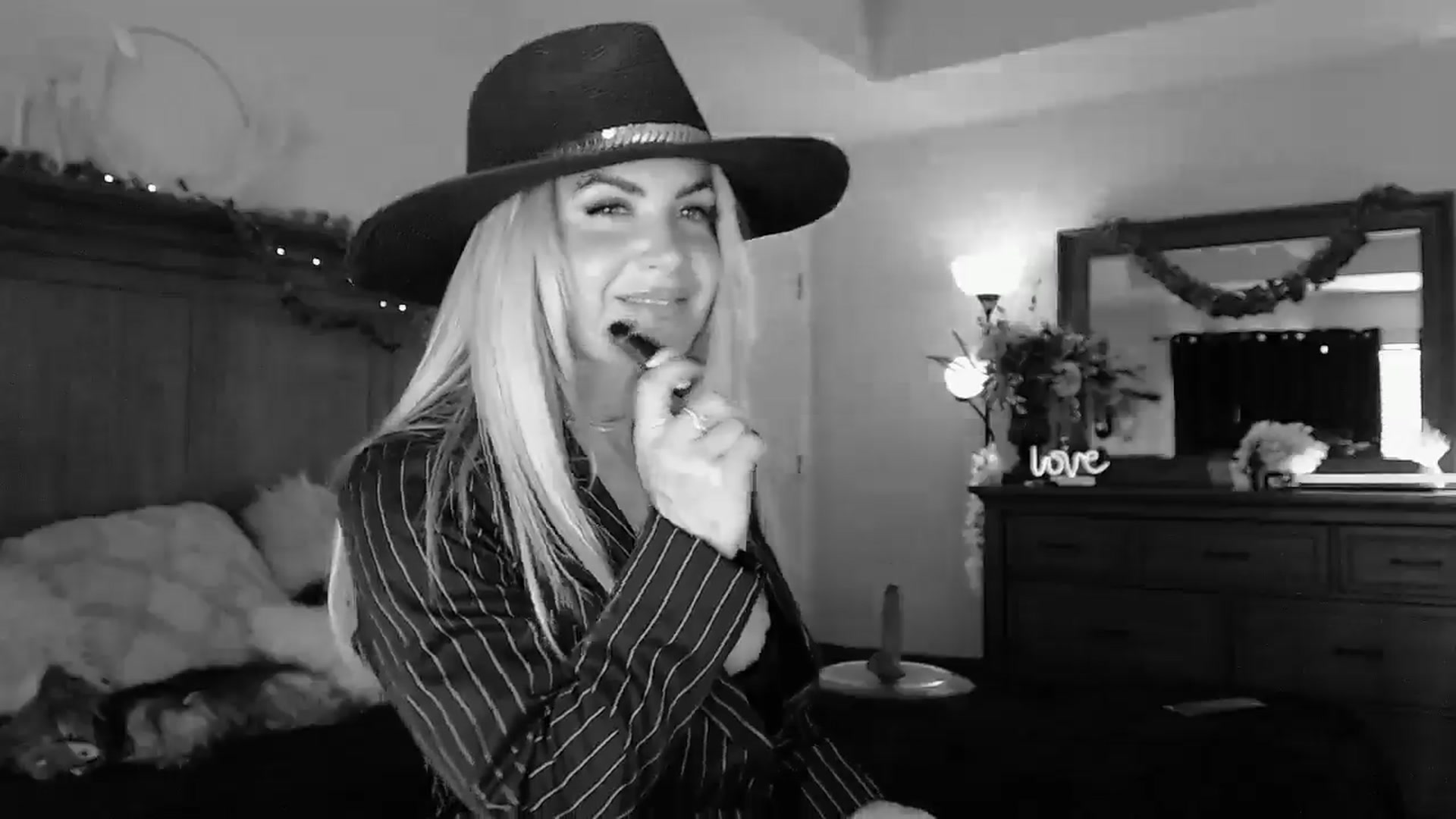 Gallery image thumbnail from Marilyn_XO's myfreecams stream on, 10/30/2024, 18:16 image 15 of 20