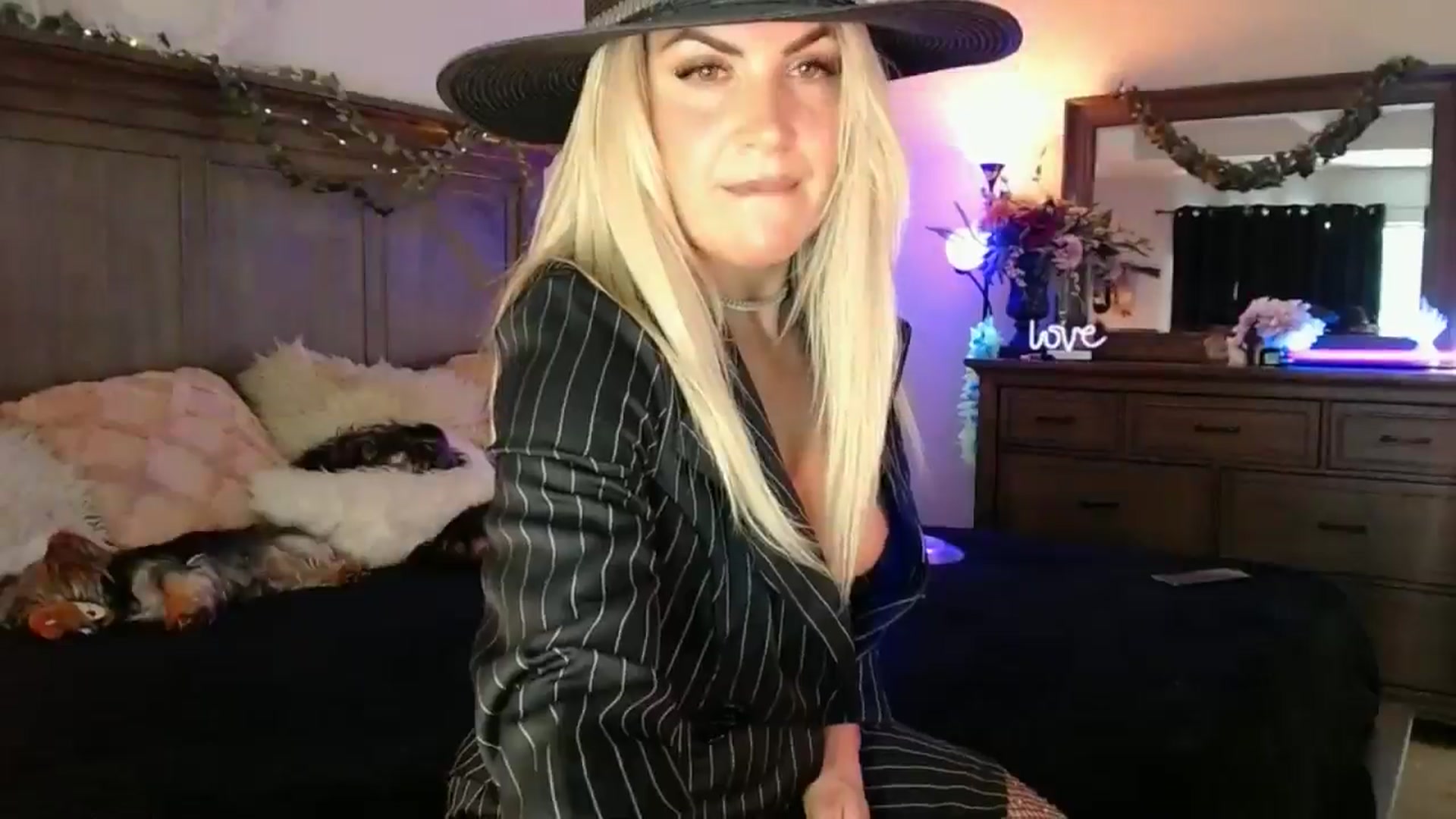 Gallery image thumbnail from Marilyn_XO's myfreecams stream on, 10/30/2024, 18:16 image 14 of 20