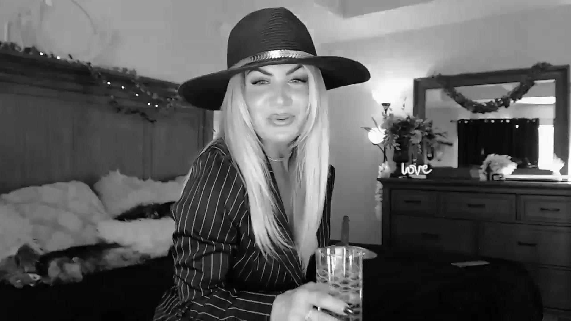 Gallery image thumbnail from Marilyn_XO's myfreecams stream on, 10/30/2024, 18:16 image 20 of 20