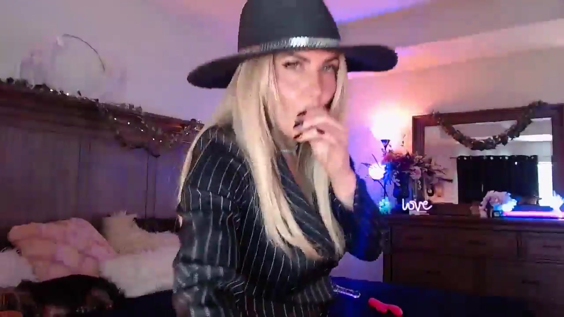 Gallery image thumbnail from Marilyn_XO's myfreecams stream on, 10/30/2024, 19:52 image 6 of 20