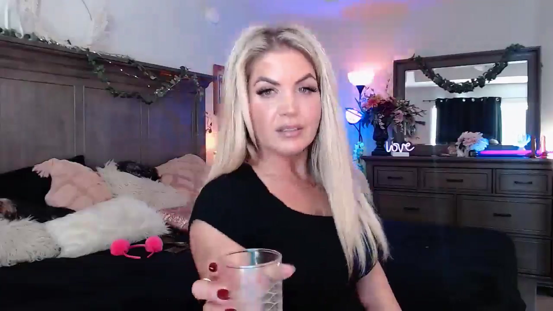 Gallery image thumbnail from Marilyn_XO's myfreecams stream on, 11/04/2024, 21:42 image 4 of 20