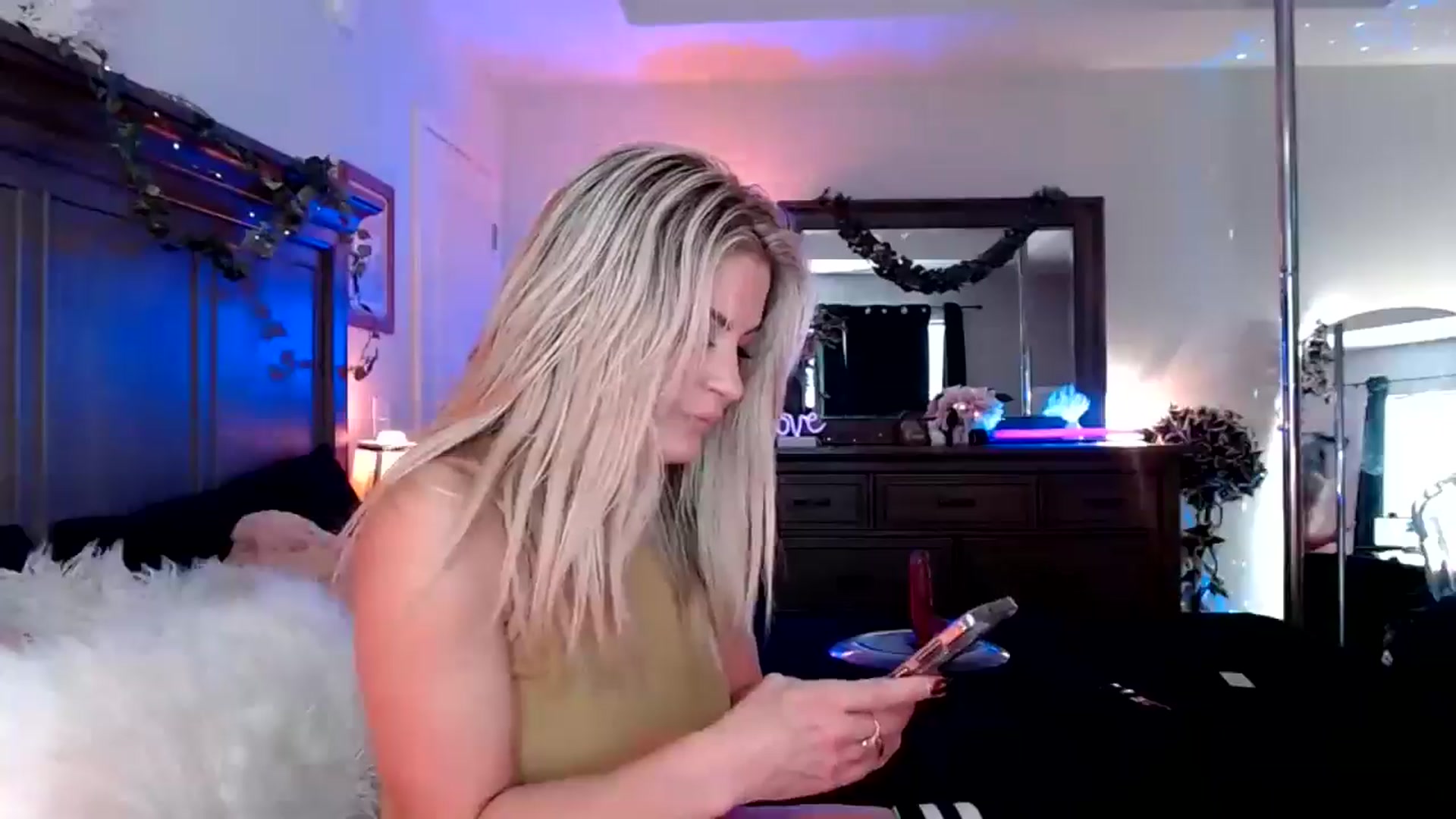Gallery image thumbnail from Marilyn_XO's myfreecams stream on, 11/09/2024, 17:05 image 15 of 20