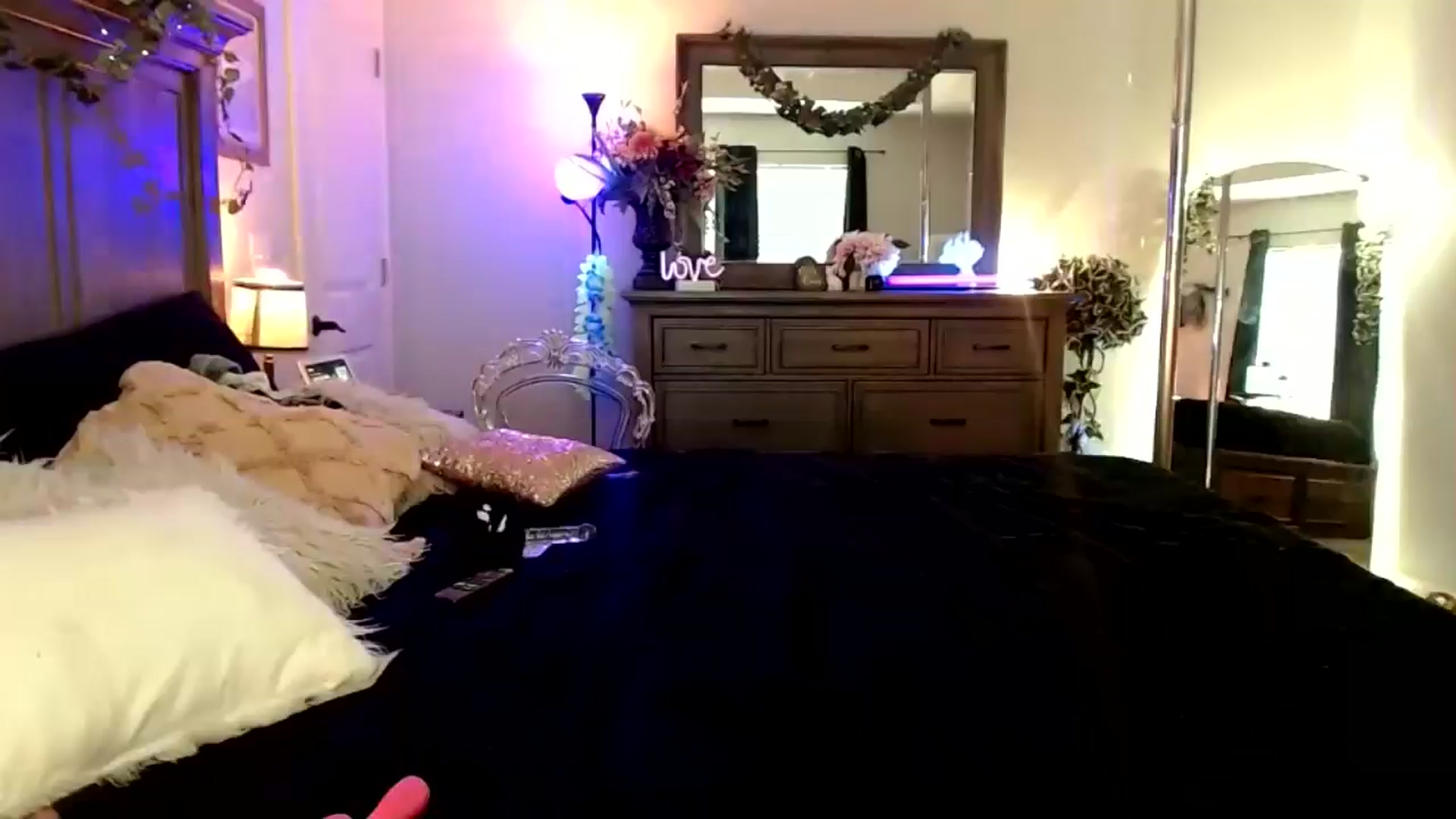 Gallery image thumbnail from Marilyn_XO's myfreecams stream on, 11/09/2024, 19:55 image 19 of 20