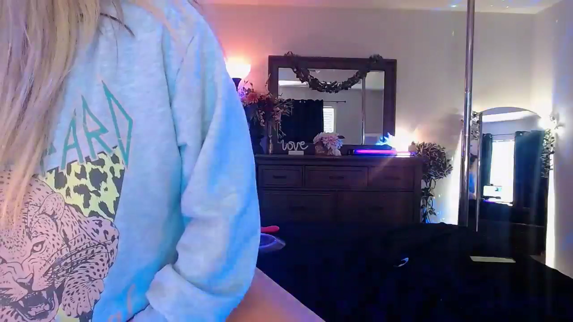 Gallery image thumbnail from Marilyn_XO's myfreecams stream on, 11/13/2024, 18:40 image 17 of 20