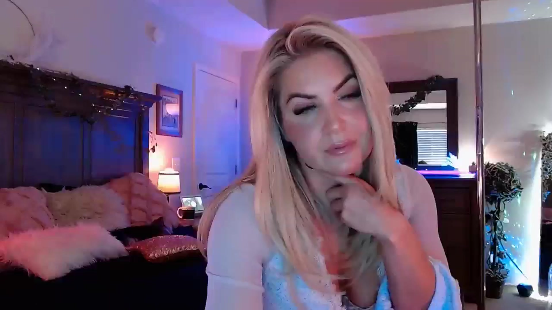 Gallery image thumbnail from Marilyn_XO's myfreecams stream on, 11/14/2024, 15:44 image 1 of 20