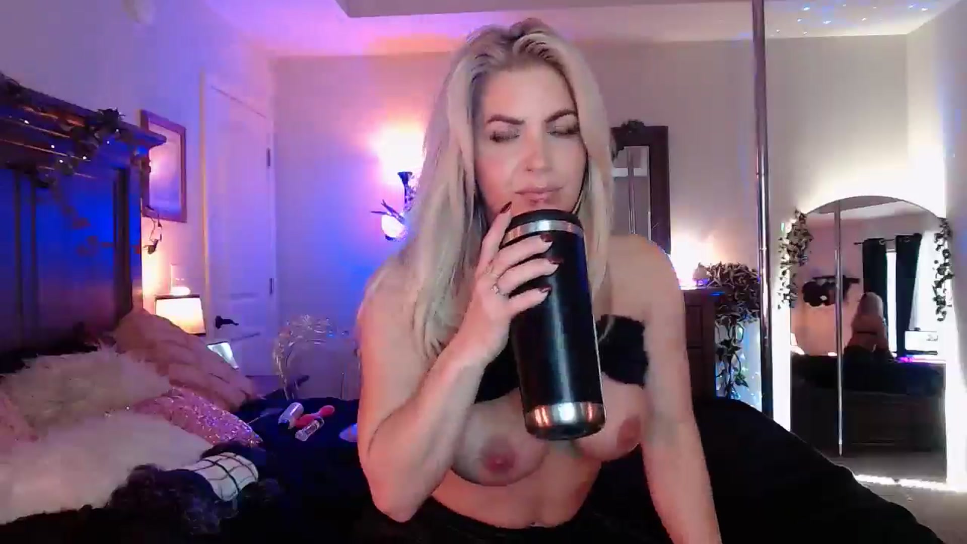 Gallery image thumbnail from Marilyn_XO's myfreecams stream on, 11/15/2024, 18:10 image 14 of 20