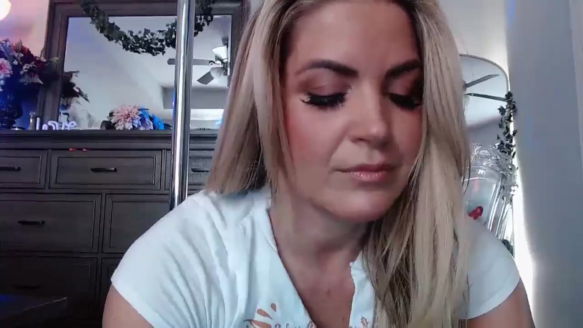 Gallery image thumbnail from Marilyn_XO's myfreecams stream on, 11/26/2024, 18:12 image 17 of 20