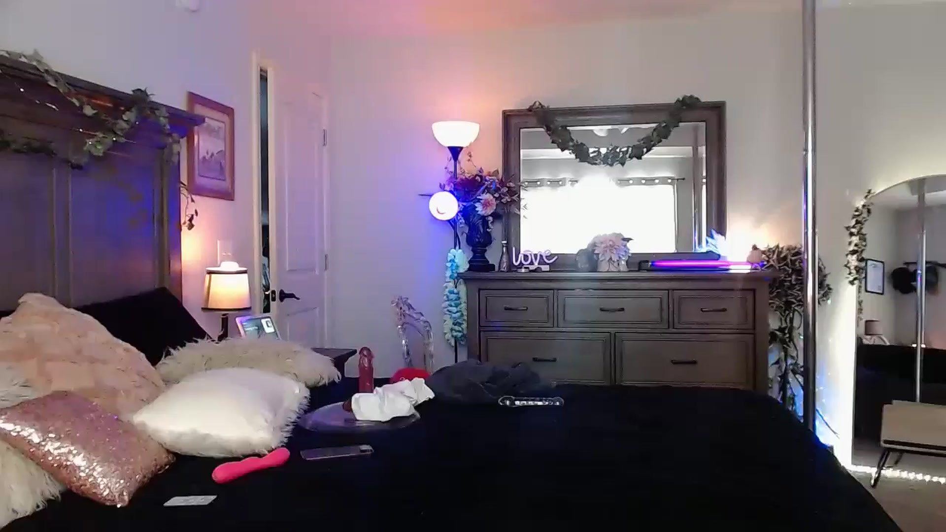 Gallery image thumbnail from Marilyn_XO's myfreecams stream on, 11/26/2024, 21:10 image 15 of 20