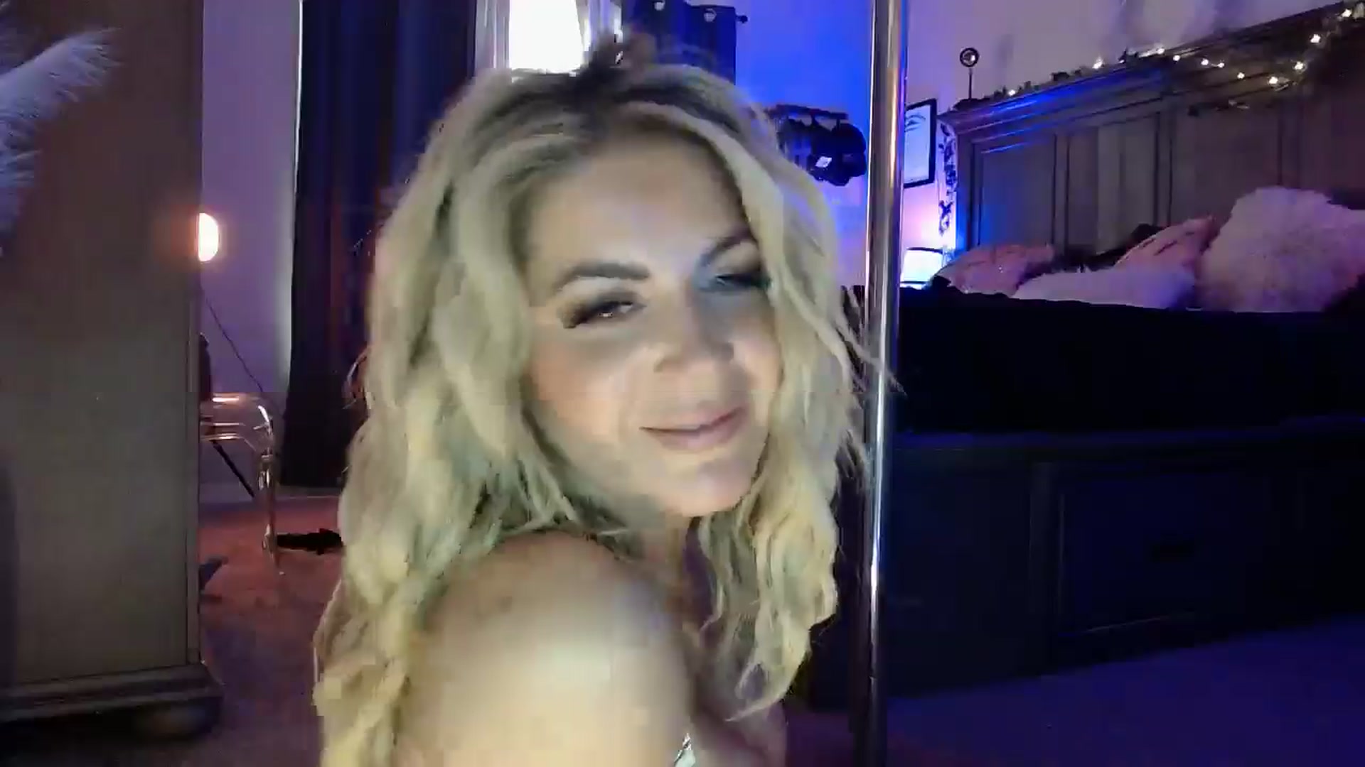 Gallery image thumbnail from Marilyn_XO's myfreecams stream on, 12/03/2024, 19:39 image 14 of 20
