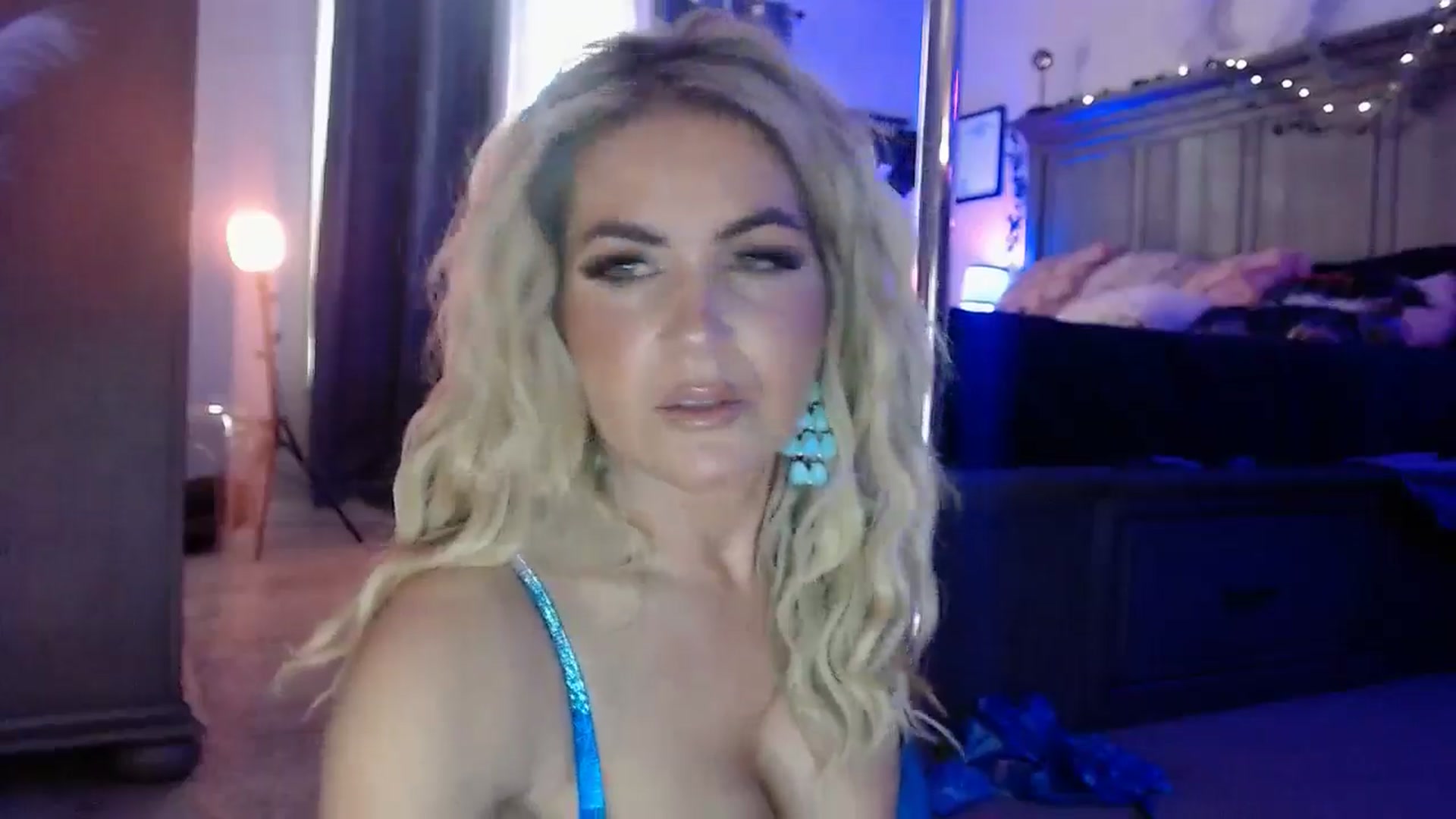 Gallery image thumbnail from Marilyn_XO's myfreecams stream on, 12/04/2024, 18:59 image 10 of 20