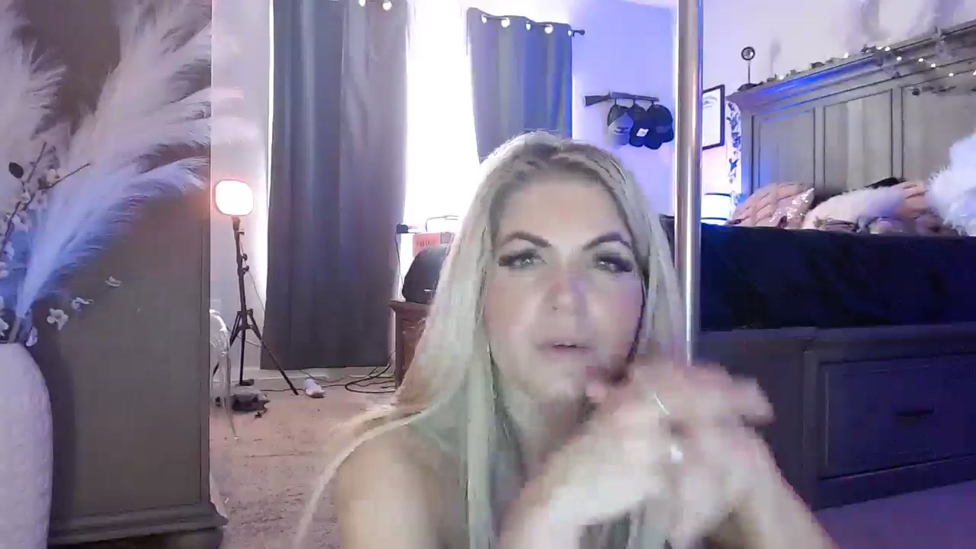 Gallery image thumbnail from Marilyn_XO's myfreecams stream on, 12/05/2024, 20:14 image 16 of 20