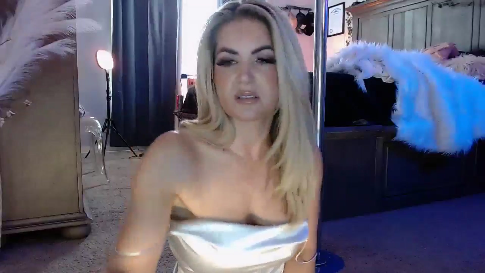 Gallery image thumbnail from Marilyn_XO's myfreecams stream on, 12/06/2024, 19:22 image 3 of 20