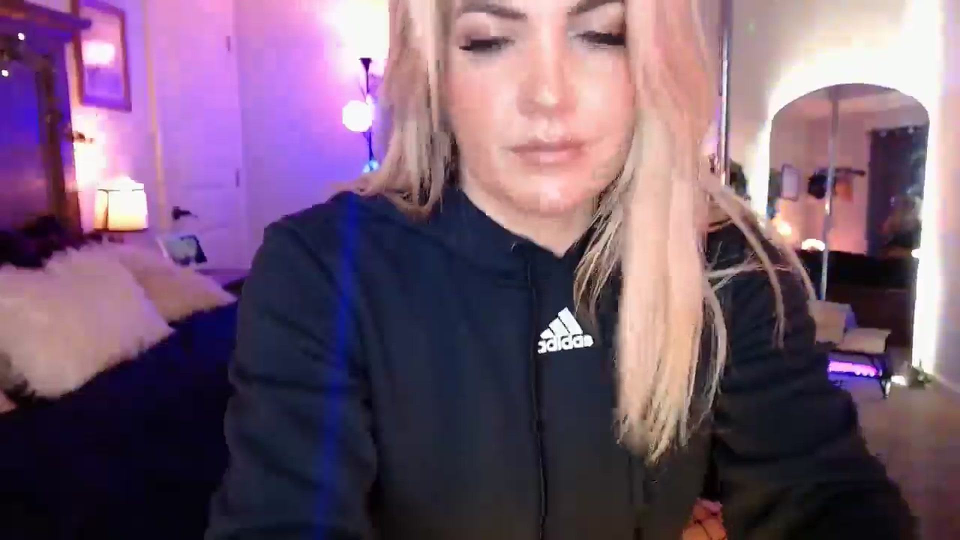Gallery image thumbnail from Marilyn_XO's myfreecams stream on, 12/10/2024, 18:28 image 9 of 20