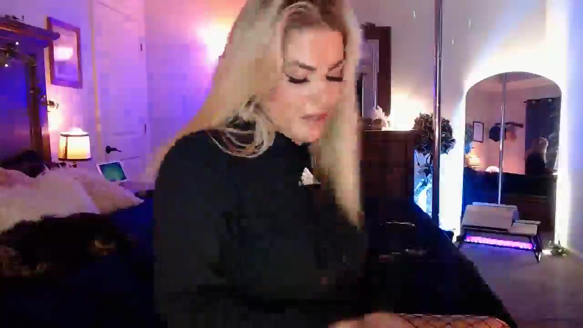 Gallery image thumbnail from Marilyn_XO's myfreecams stream on, 12/10/2024, 18:28 image 12 of 20