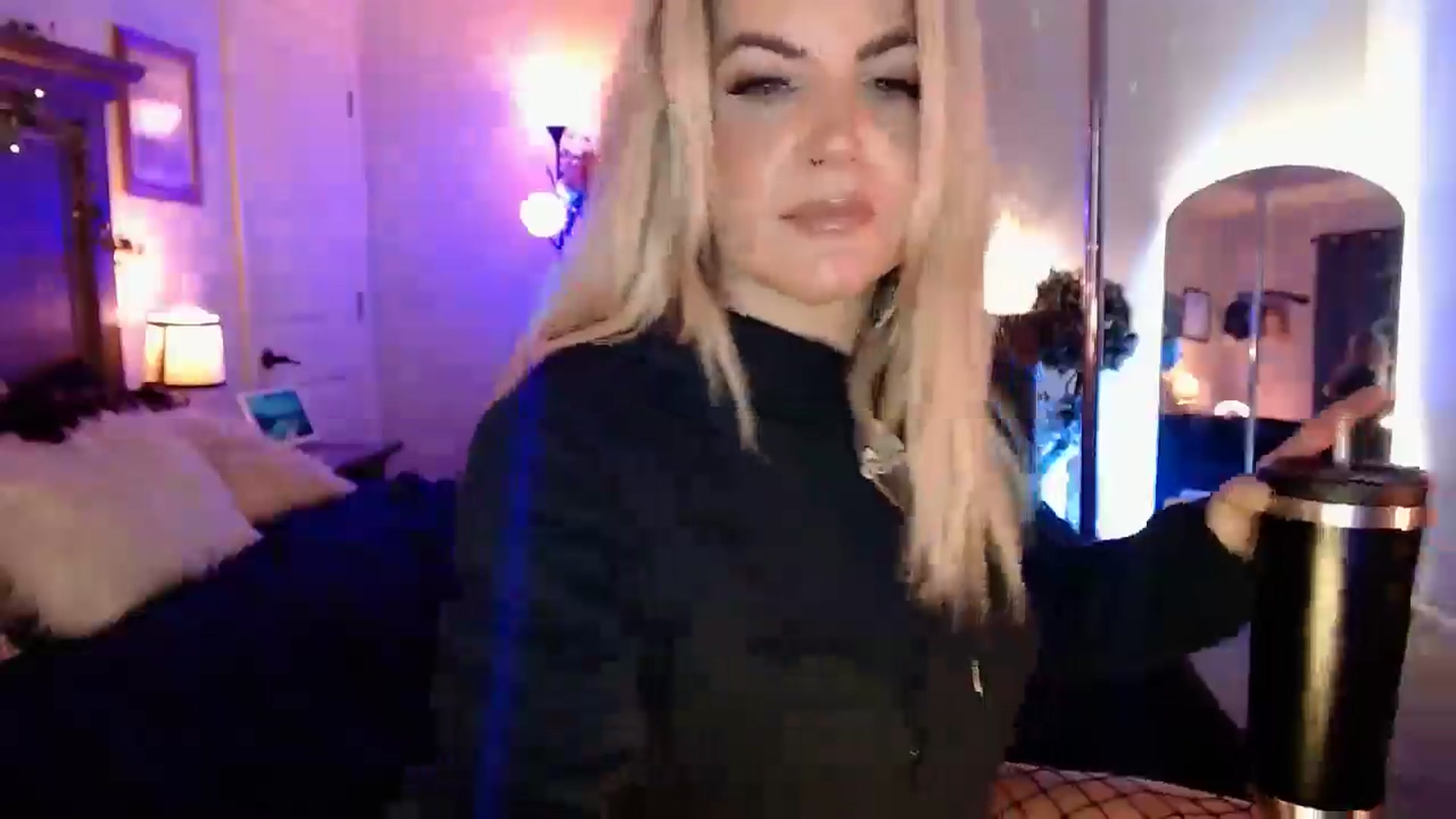 Gallery image thumbnail from Marilyn_XO's myfreecams stream on, 12/10/2024, 18:28 image 6 of 20