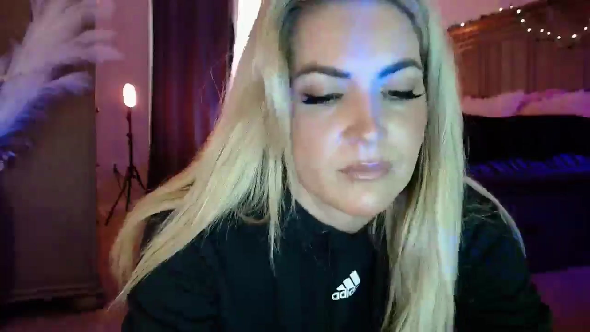 Gallery image thumbnail from Marilyn_XO's myfreecams stream on, 12/10/2024, 18:28 image 16 of 20