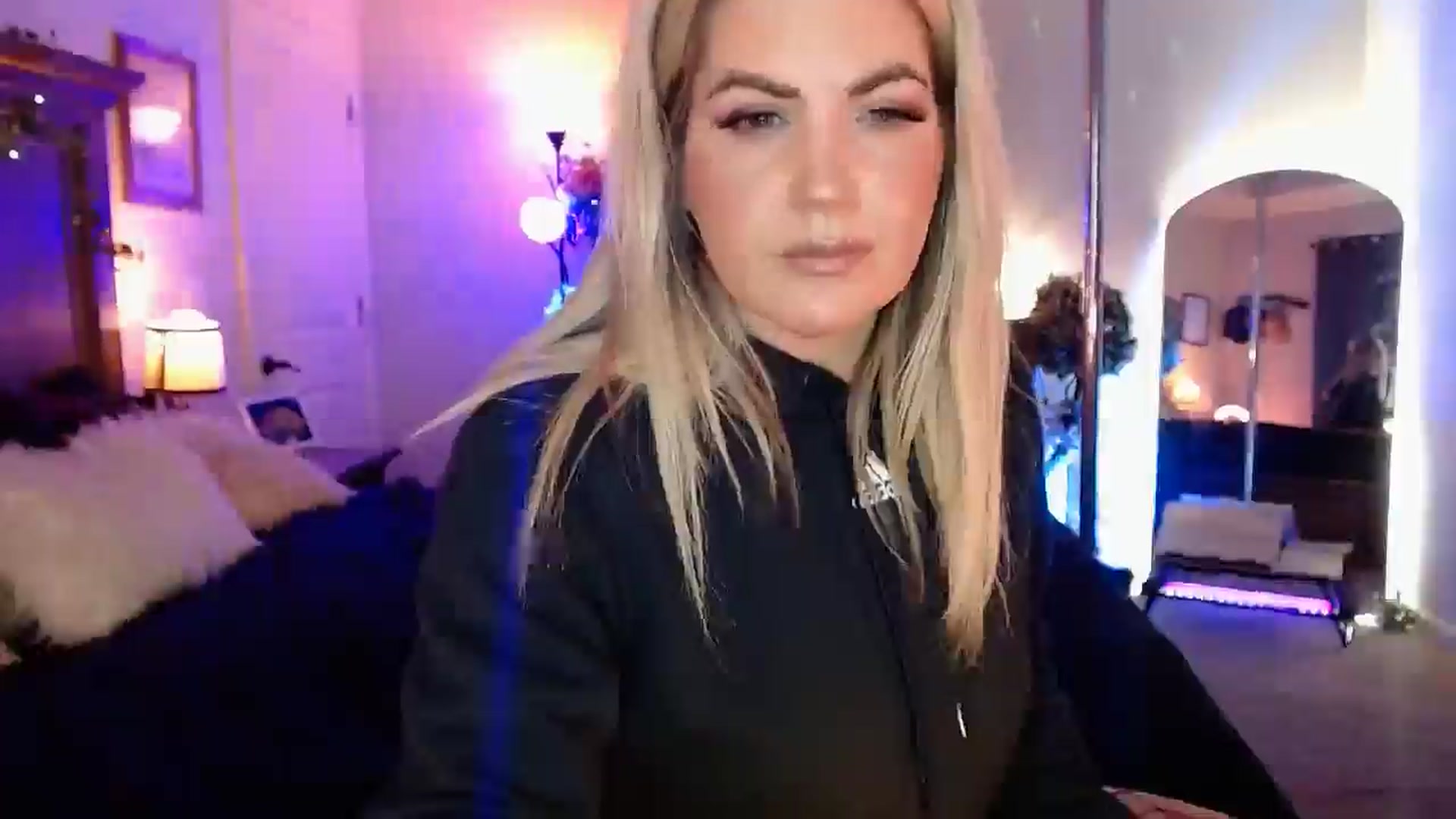 Gallery image thumbnail from Marilyn_XO's myfreecams stream on, 12/10/2024, 18:28 image 7 of 20