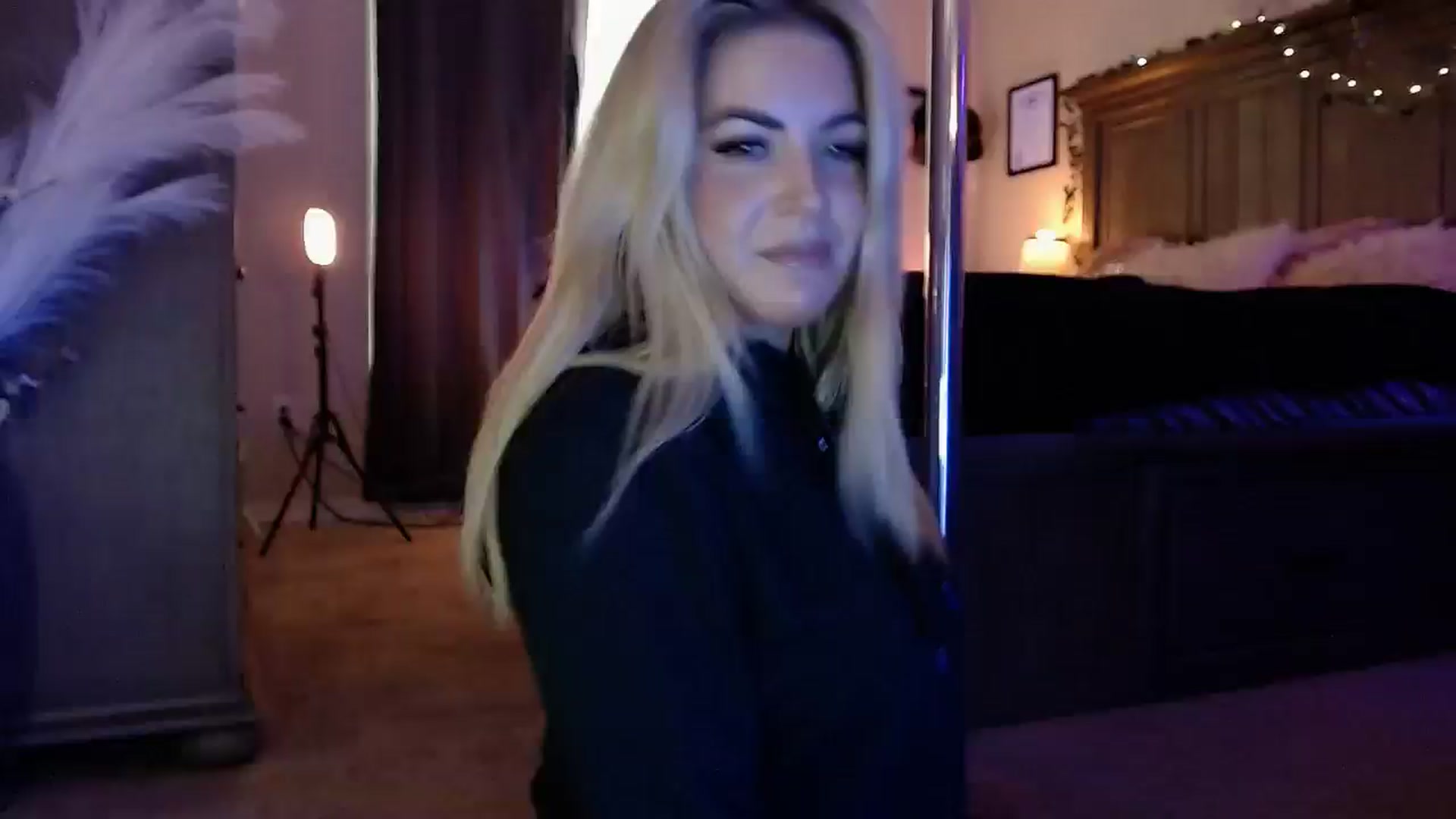 Gallery image thumbnail from Marilyn_XO's myfreecams stream on, 12/10/2024, 18:28 image 15 of 20