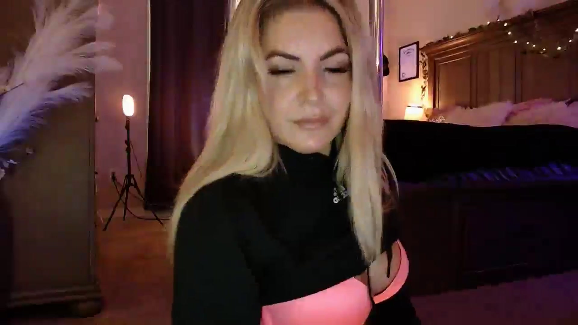 Gallery image thumbnail from Marilyn_XO's myfreecams stream on, 12/10/2024, 18:28 image 19 of 20