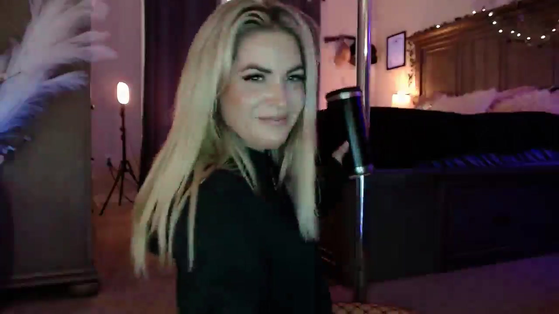 Gallery image thumbnail from Marilyn_XO's myfreecams stream on, 12/10/2024, 18:28 image 18 of 20