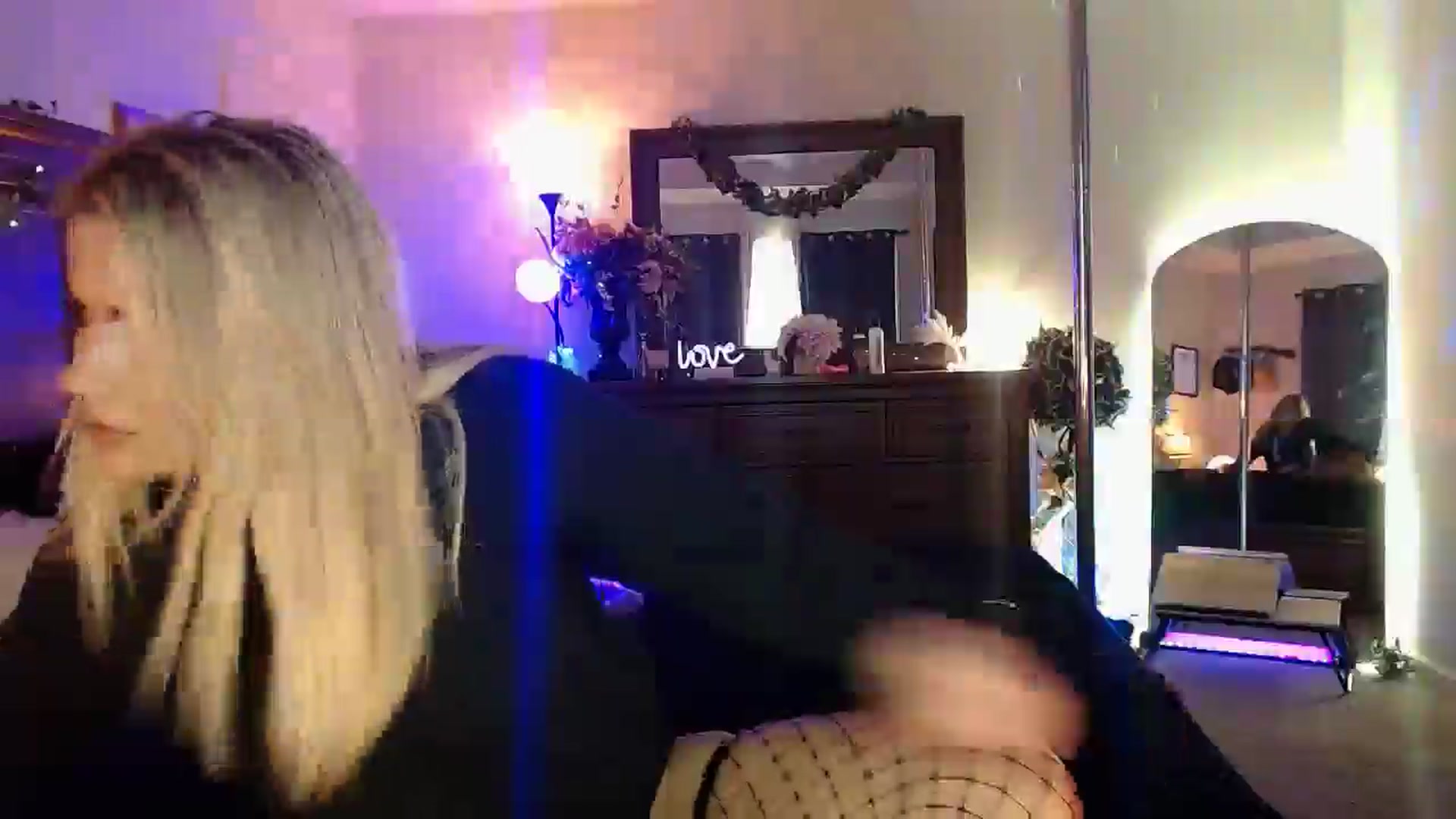 Gallery image thumbnail from Marilyn_XO's myfreecams stream on, 12/10/2024, 18:28 image 3 of 20