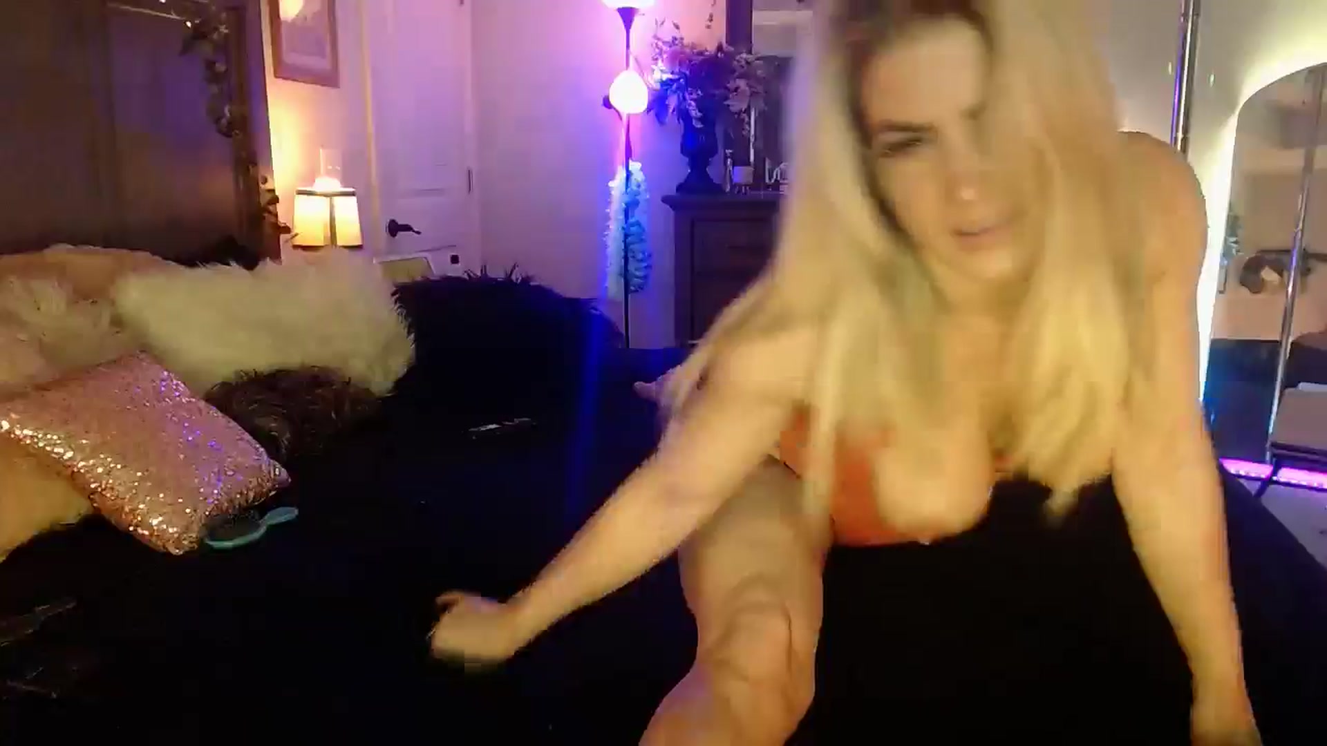 Gallery image thumbnail from Marilyn_XO's myfreecams stream on, 12/13/2024, 20:51 image 10 of 20