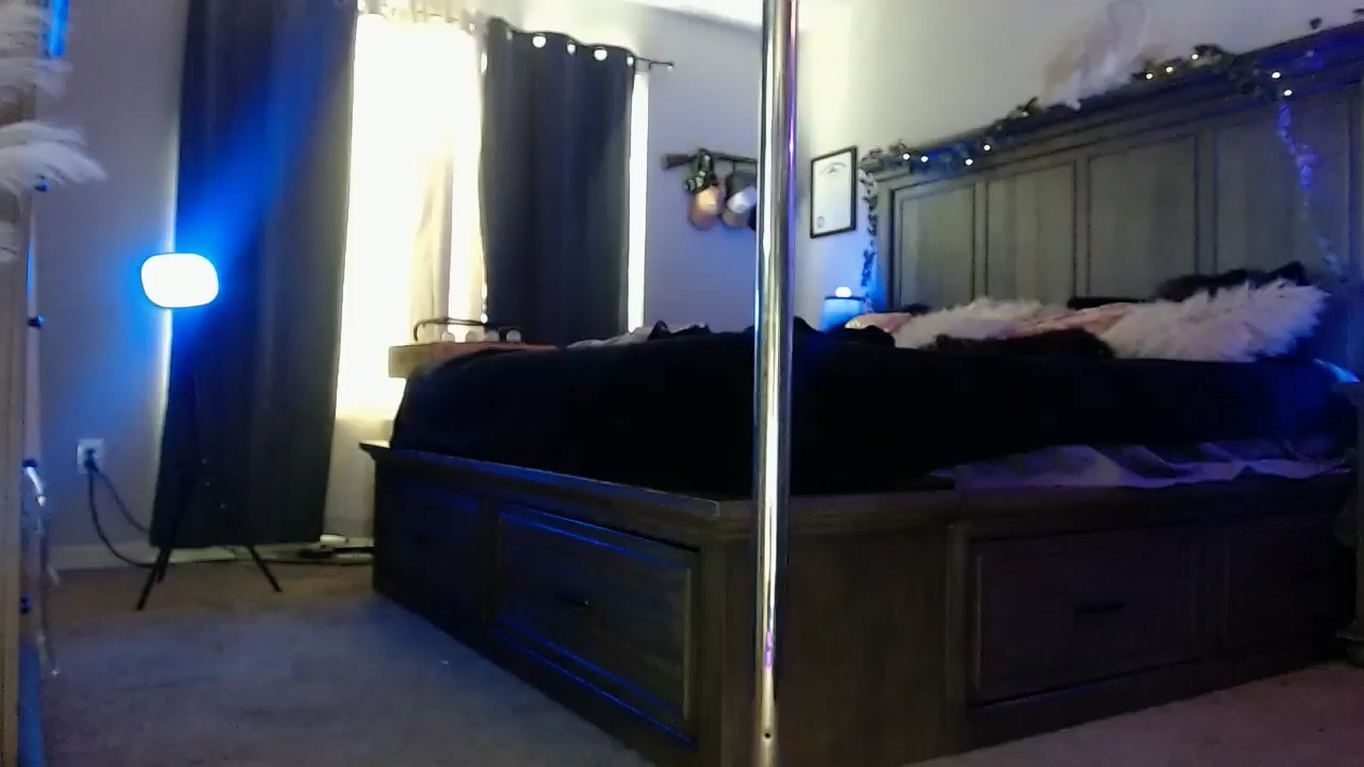 Gallery image thumbnail from Marilyn_XO's myfreecams stream on, 12/17/2024, 19:52 image 12 of 20
