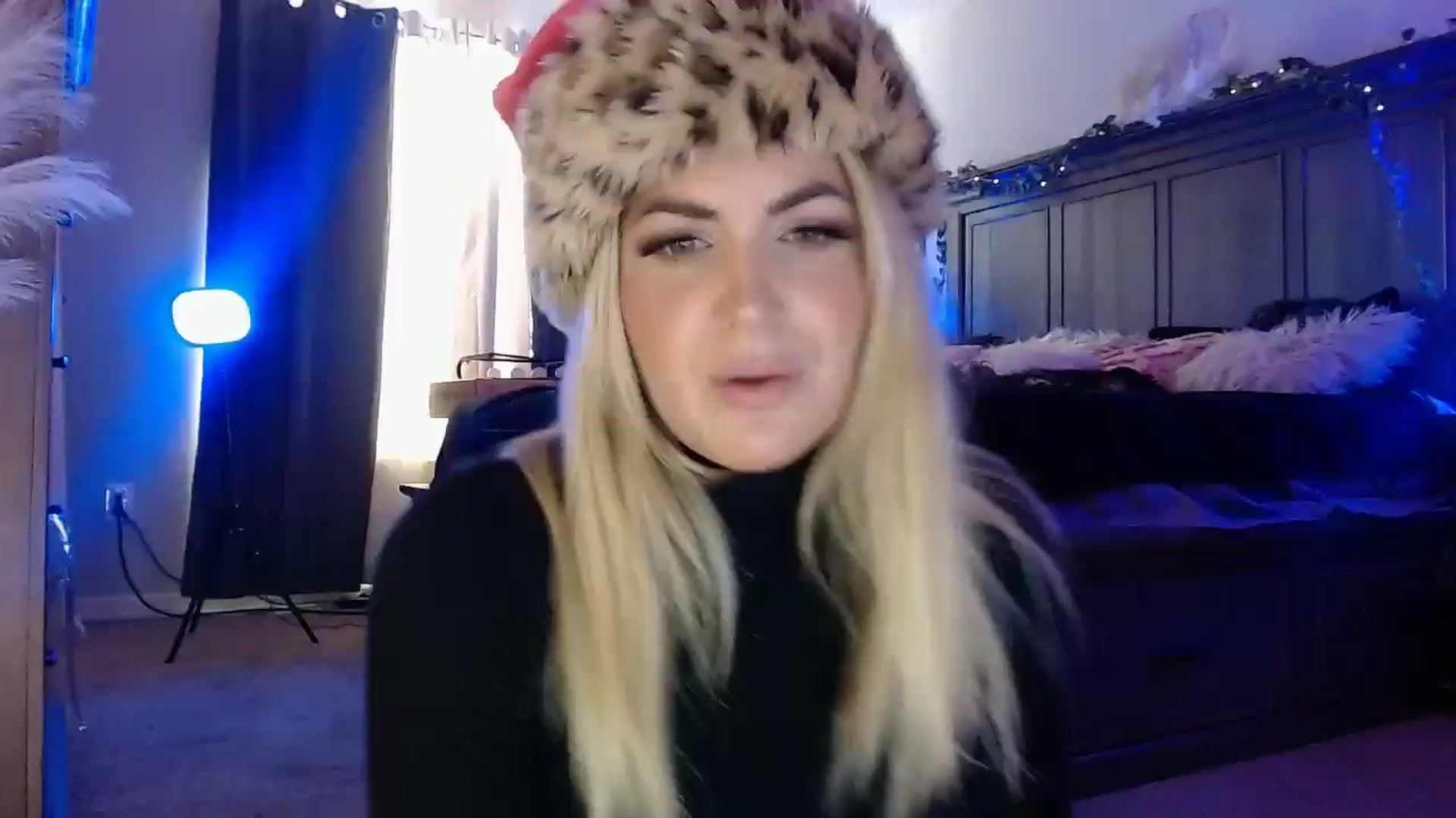 Gallery image thumbnail from Marilyn_XO's myfreecams stream on, 12/17/2024, 19:52 image 7 of 20
