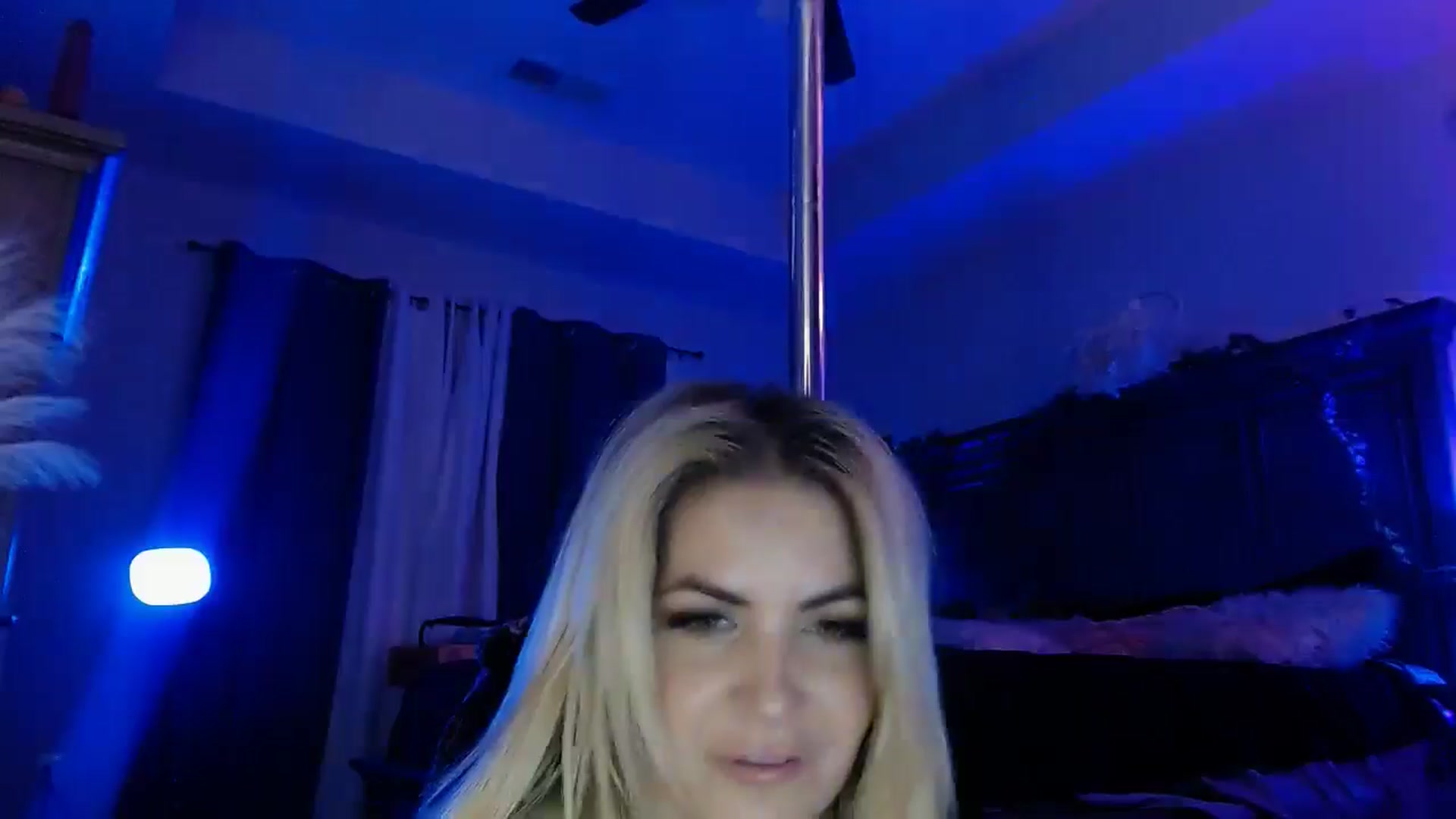 Gallery image thumbnail from Marilyn_XO's myfreecams stream on, 12/18/2024, 01:49 image 3 of 20