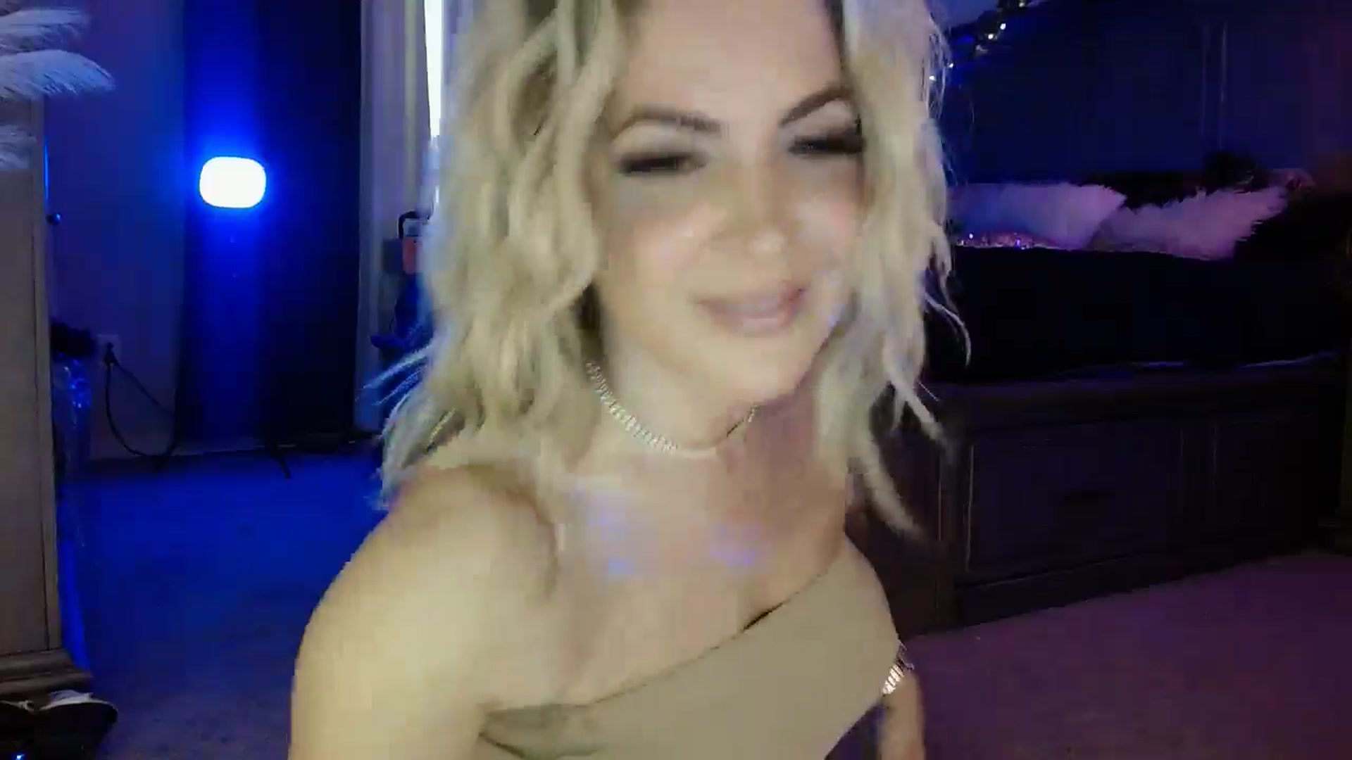 Gallery image thumbnail from Marilyn_XO's myfreecams stream on, 12/20/2024, 21:08 image 2 of 20