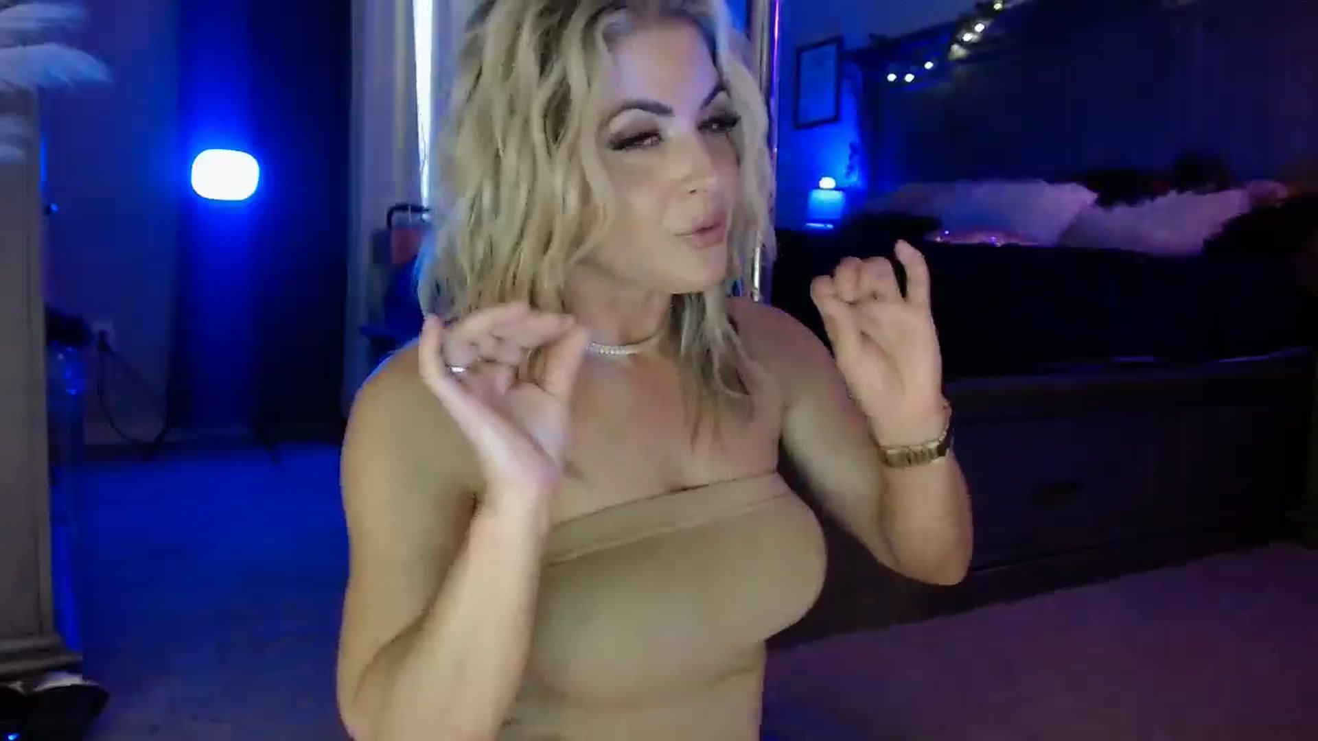 Gallery image thumbnail from Marilyn_XO's myfreecams stream on, 12/20/2024, 21:08 image 4 of 20