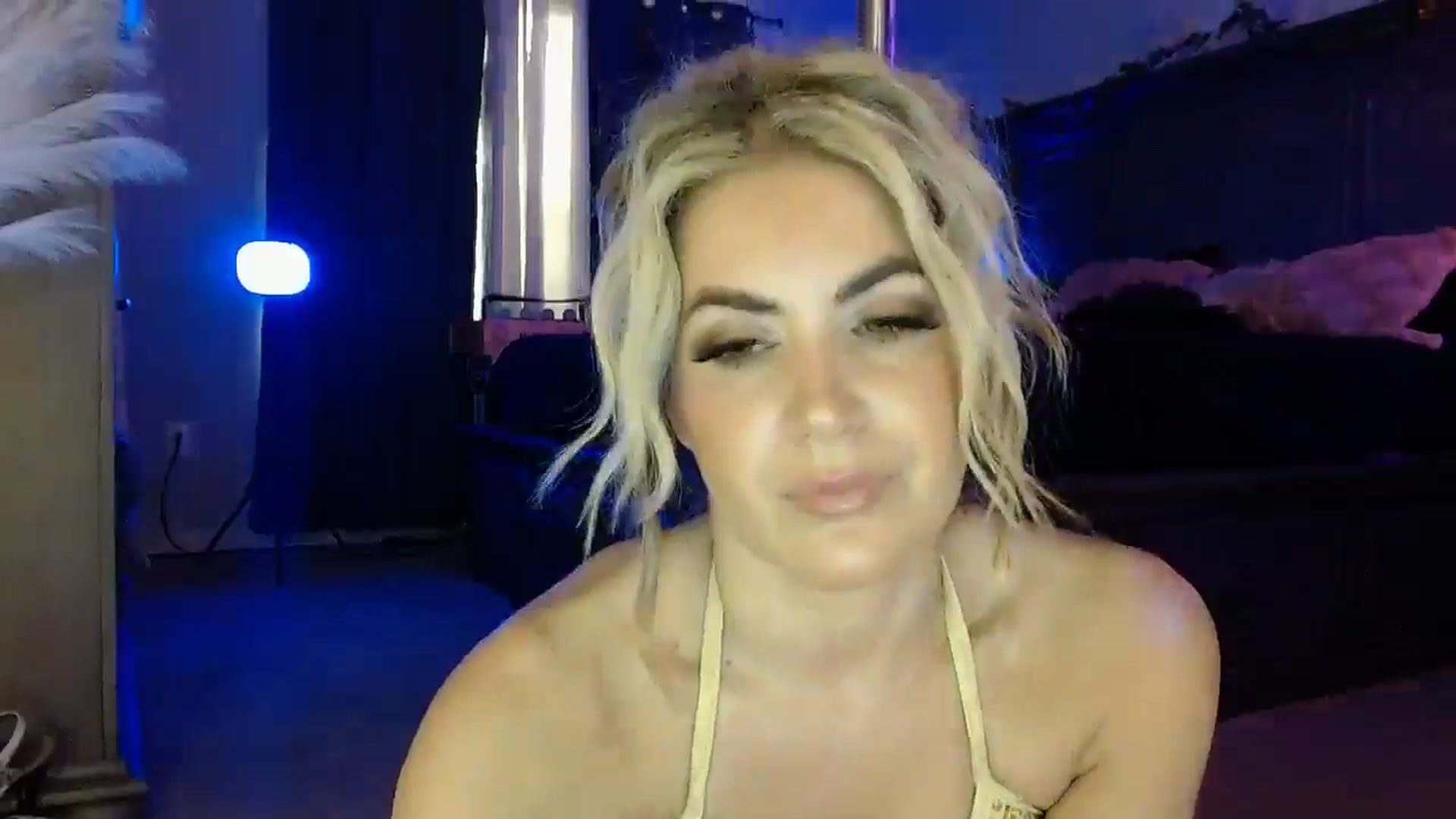 Gallery image thumbnail from Marilyn_XO's myfreecams stream on, 12/21/2024, 23:19 image 10 of 20