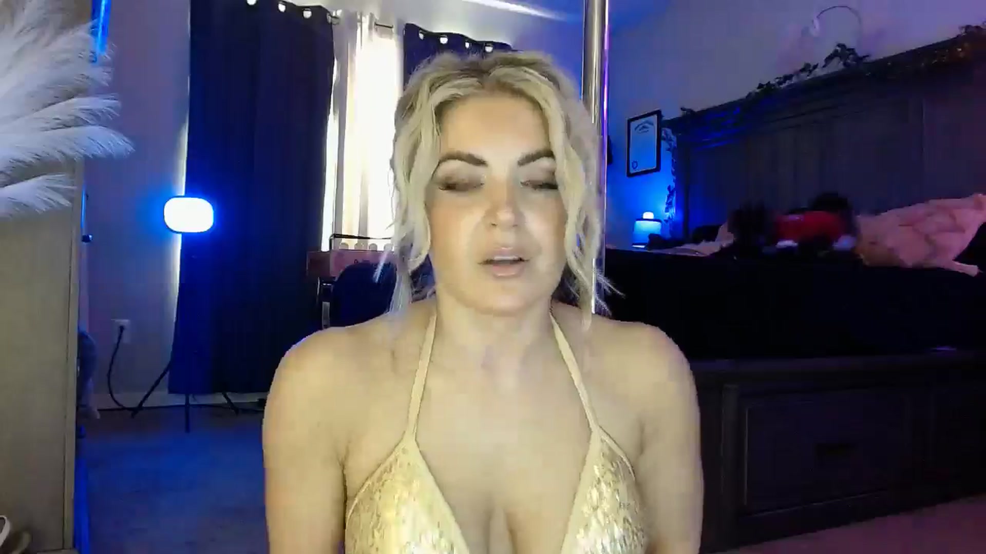Gallery image thumbnail from Marilyn_XO's myfreecams stream on, 12/21/2024, 23:19 image 8 of 20
